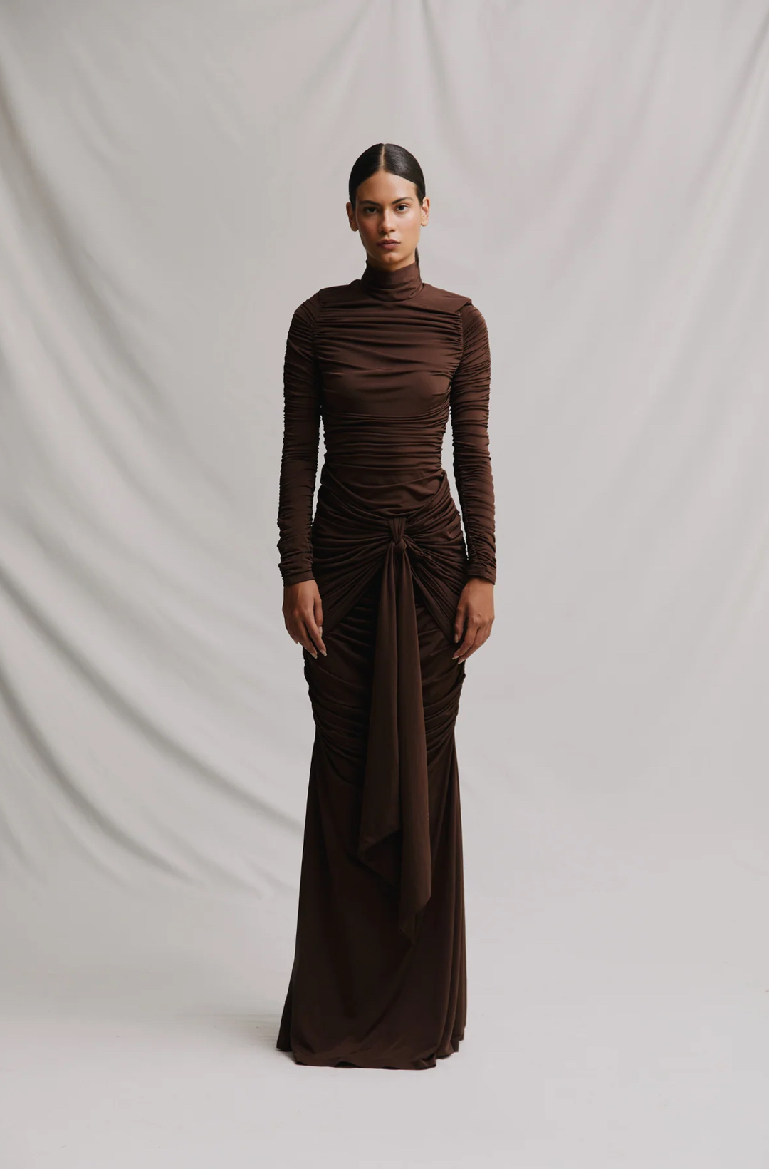 Maxi dress plisado café de manga larga