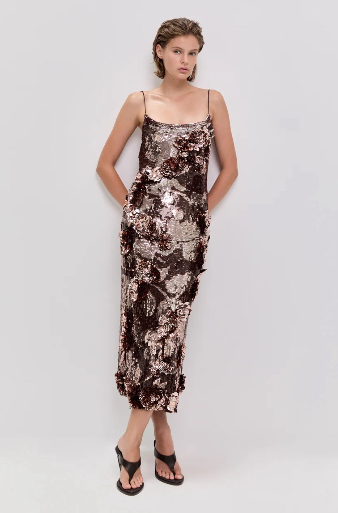 Mujer con vestido de lentejuelas cafés
