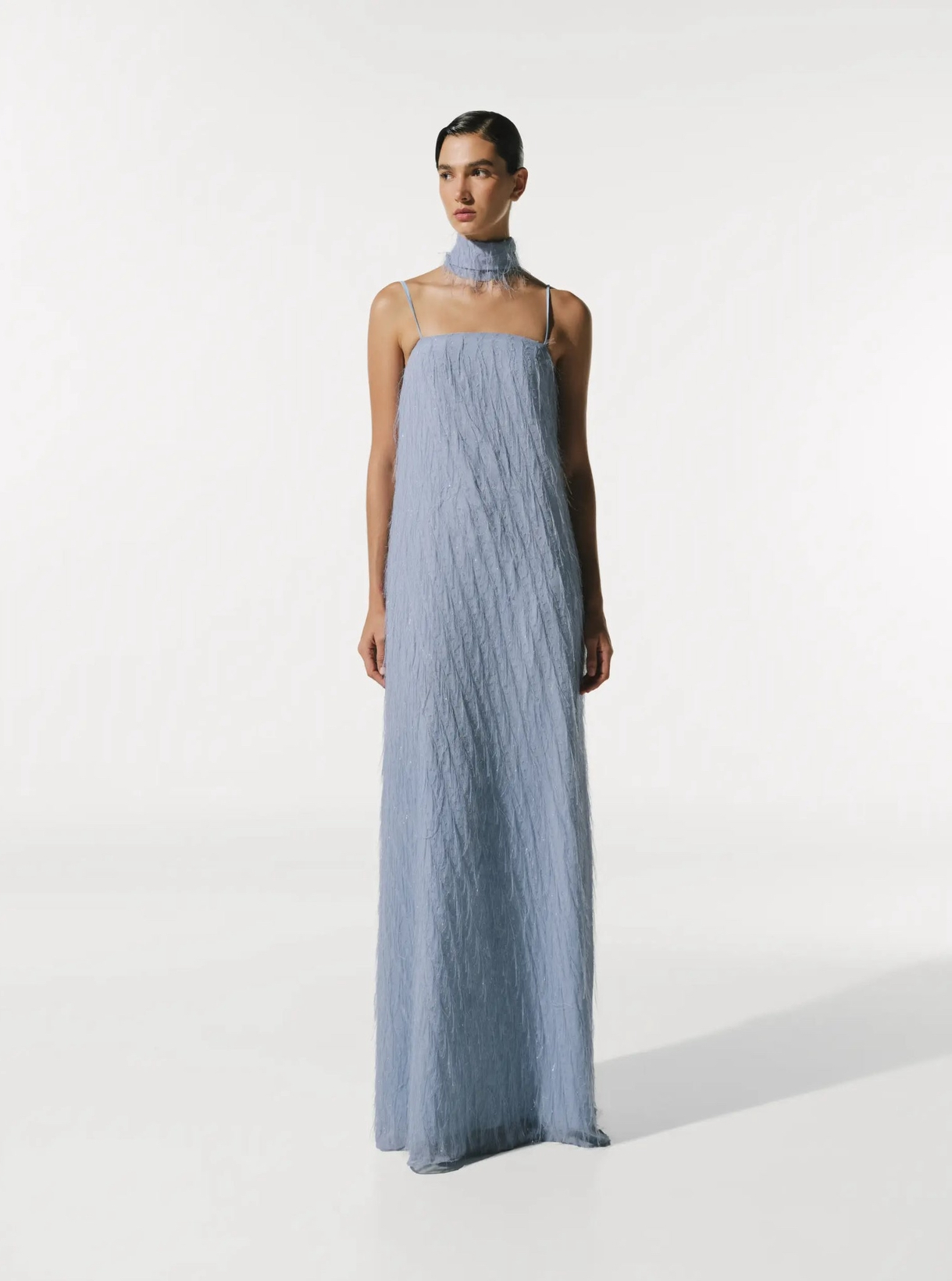 Vestido azul con plumas y pedrería