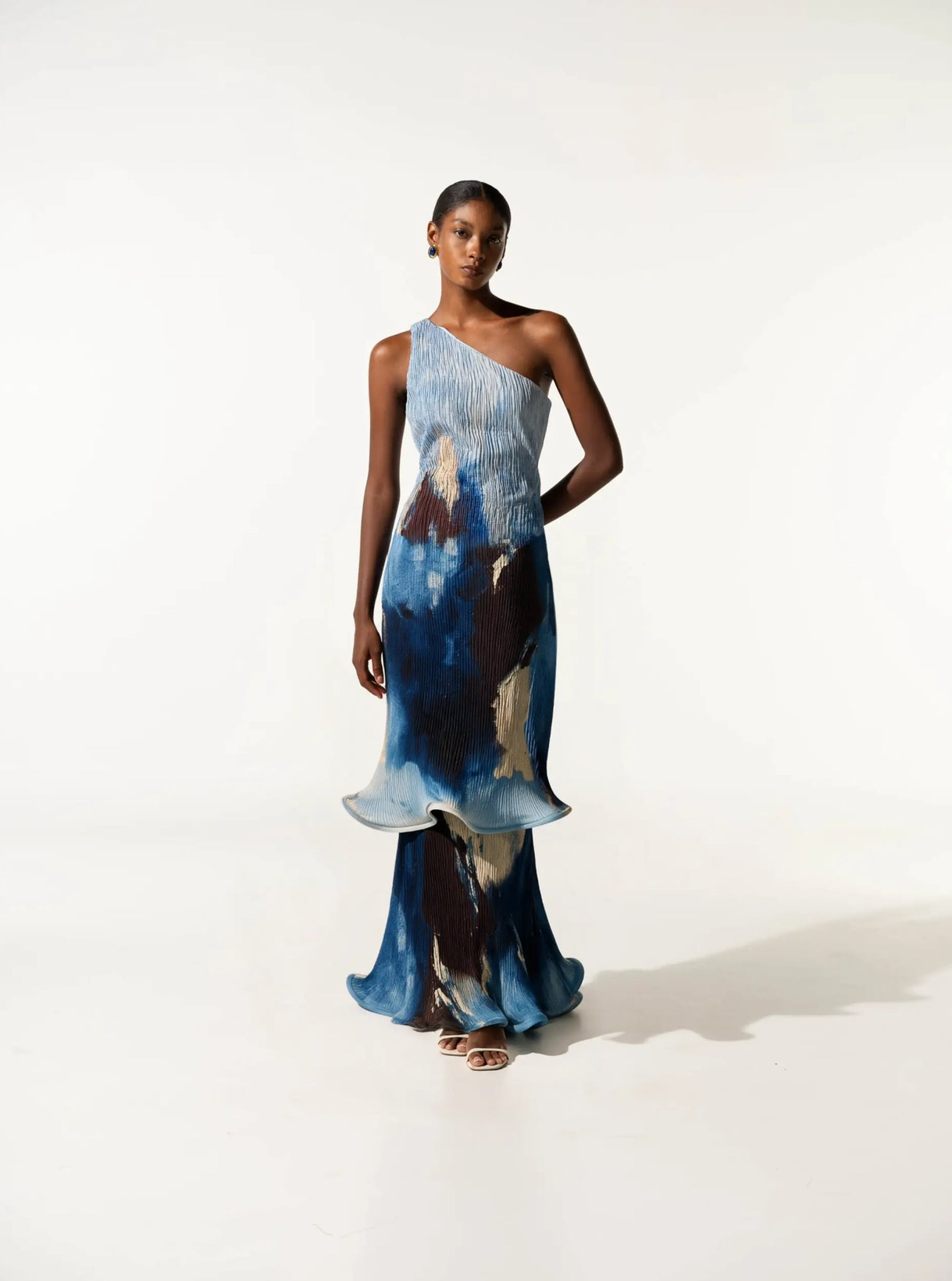 Vestido azul asimétrico estampado
