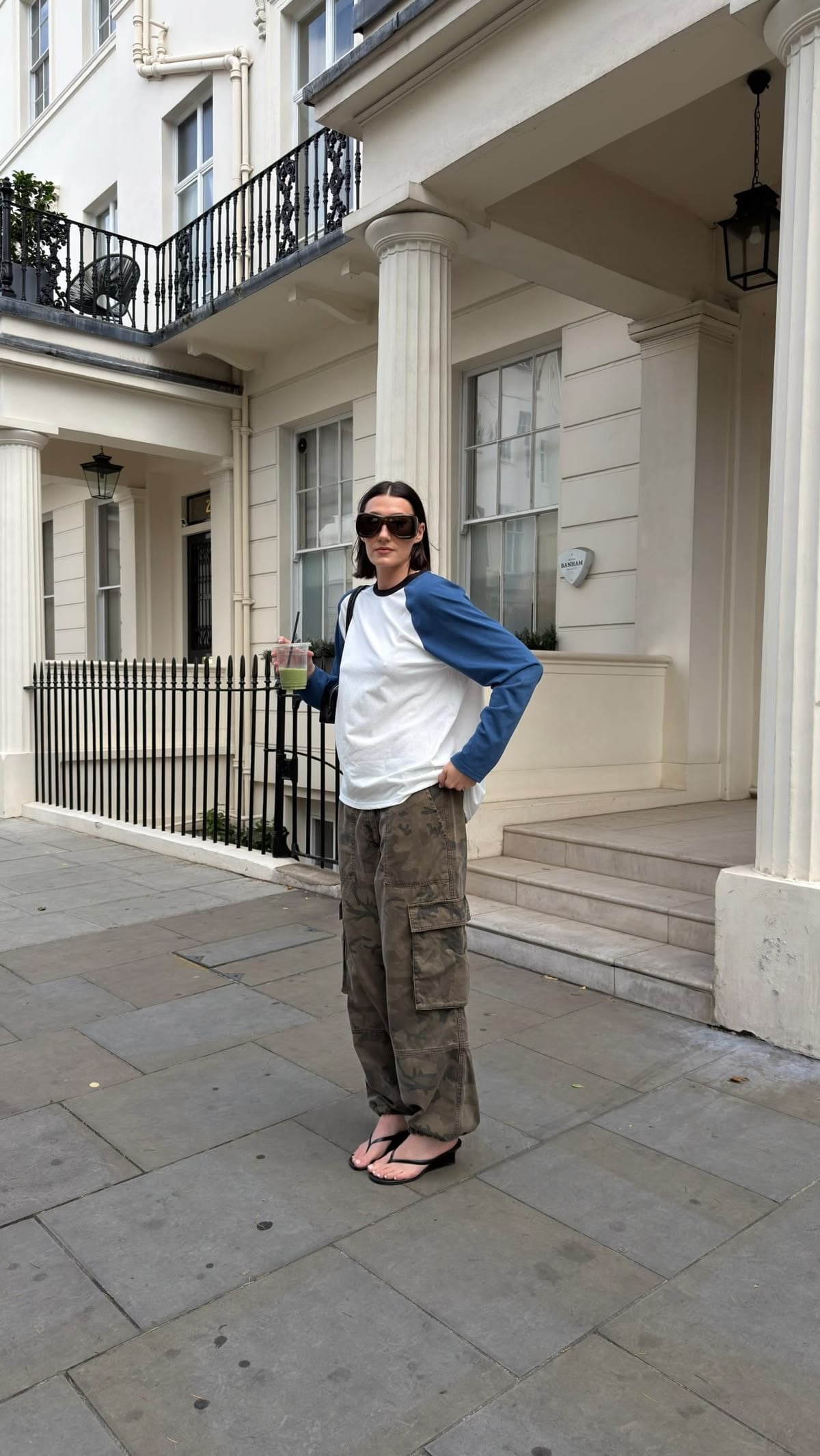 Modelo con pantalones camuflaje y baseball t-shirt blanca con azul