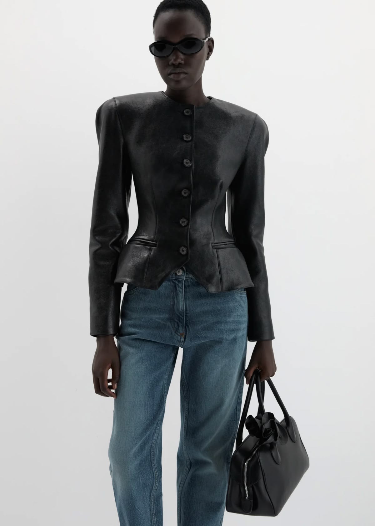 Saco negro con hombreras sin cuello