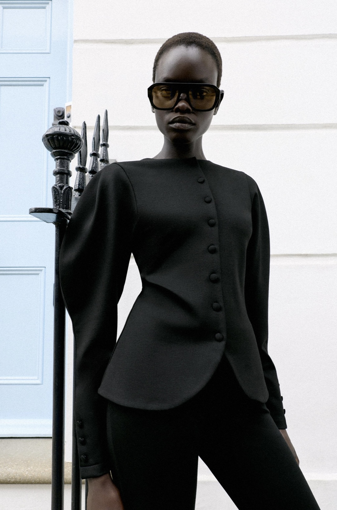 Mujer con blazer negro sin cuello