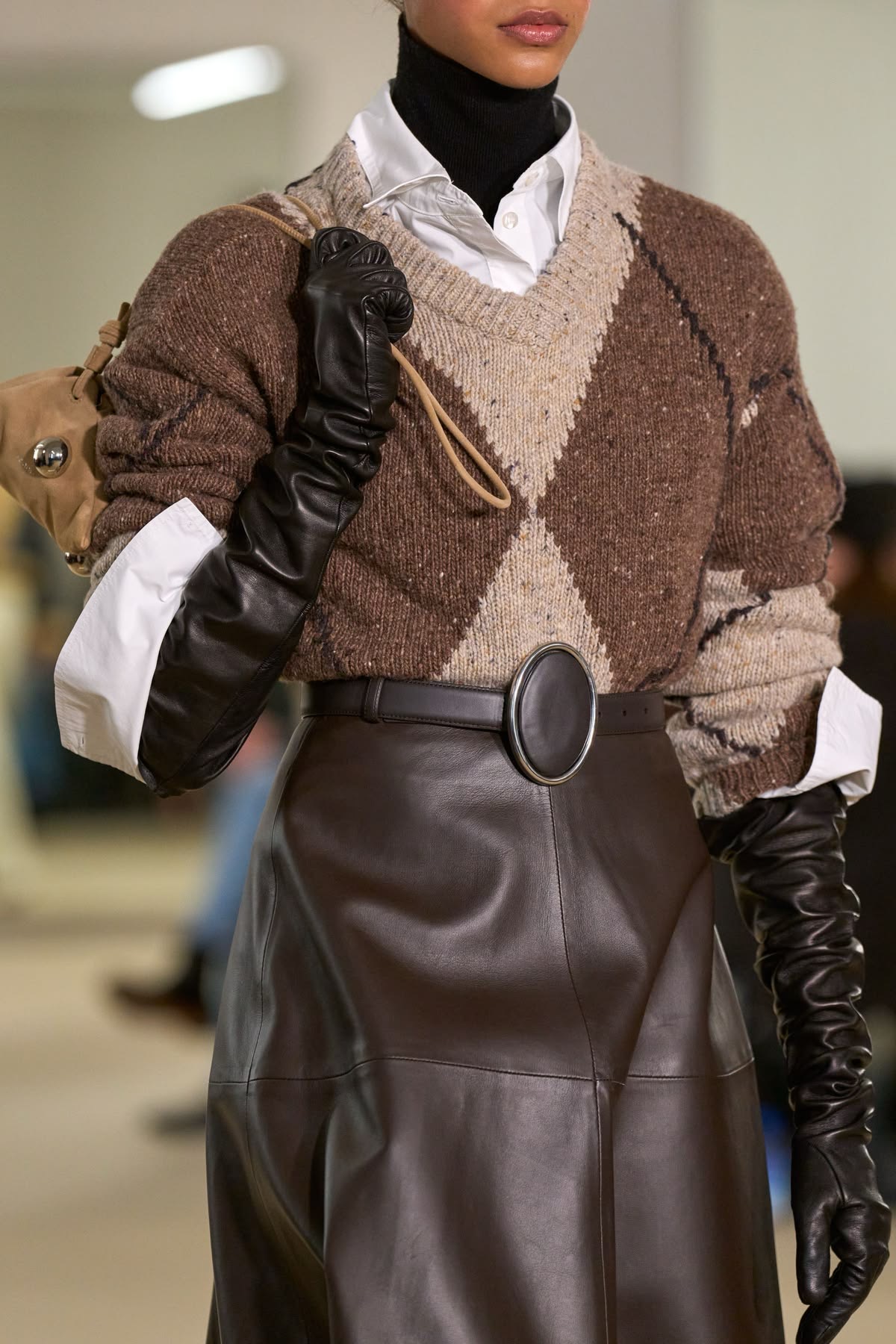 Look en tonos cafés con guantes largos negros