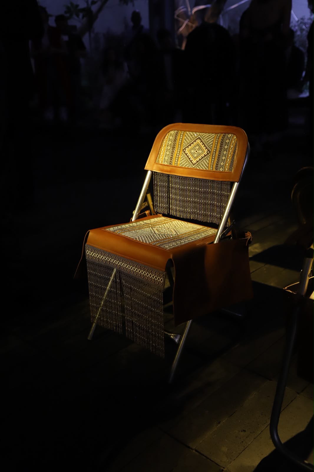 Fotografía de una silla bordada con flecos de chaquira