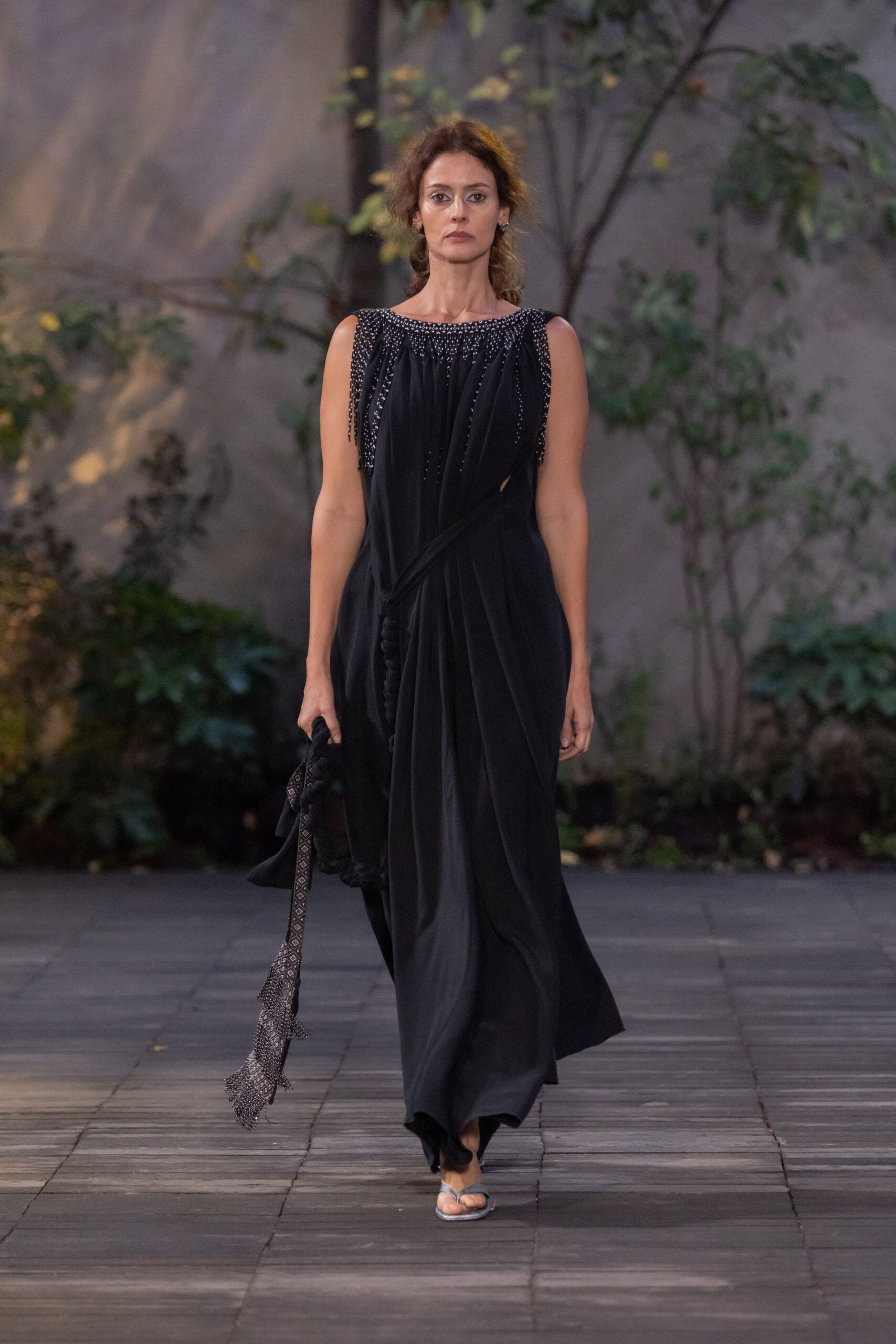 Modelo desfilando con vestido negro Carla Fernández x KUU