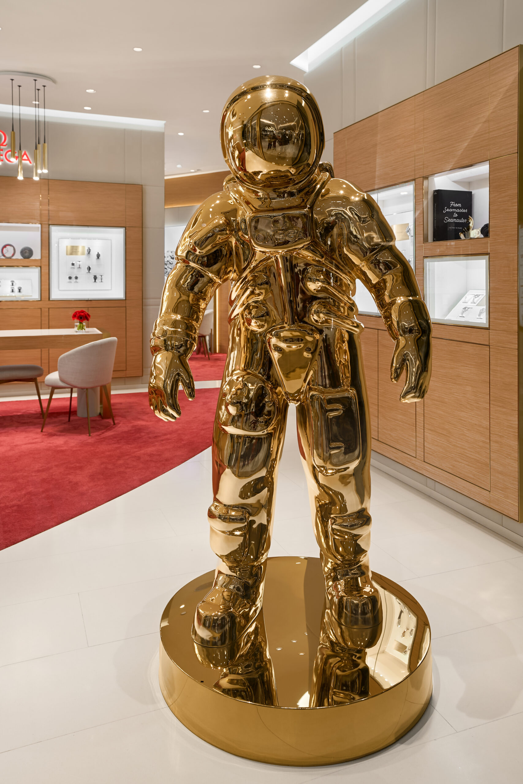 Escultura de astronauta dorado Omega