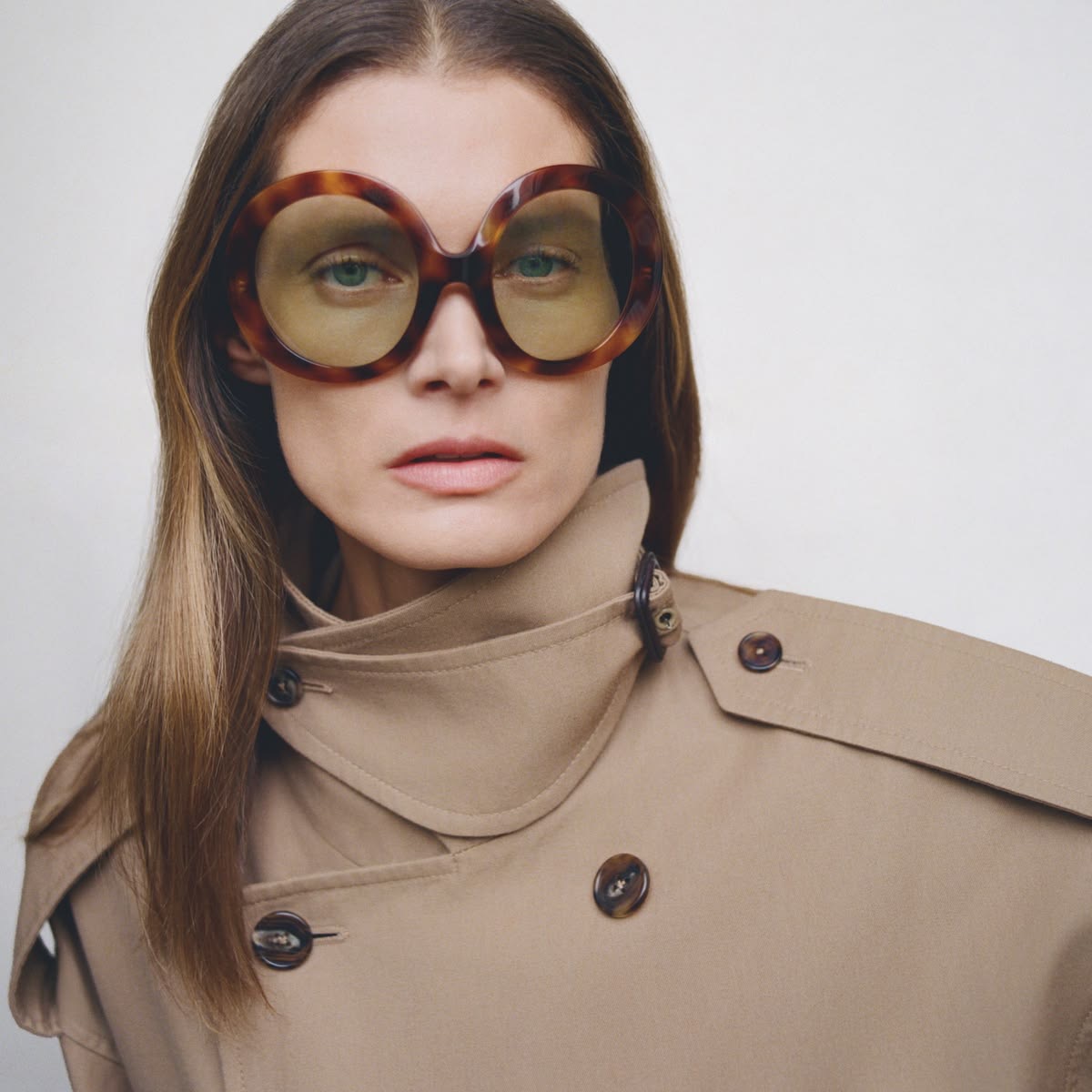 Modelo con lentes Bug eye