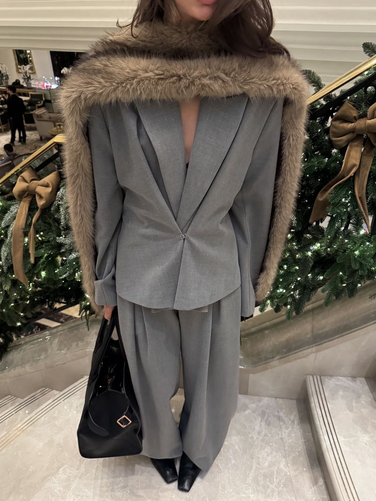 Conjunto de sastrería gris con bufanda fur