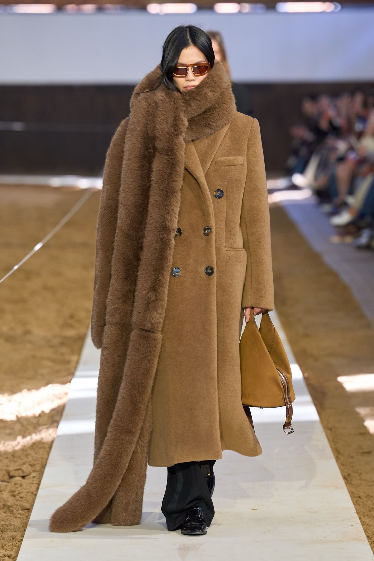Modelo desfilando con bufanda fur café