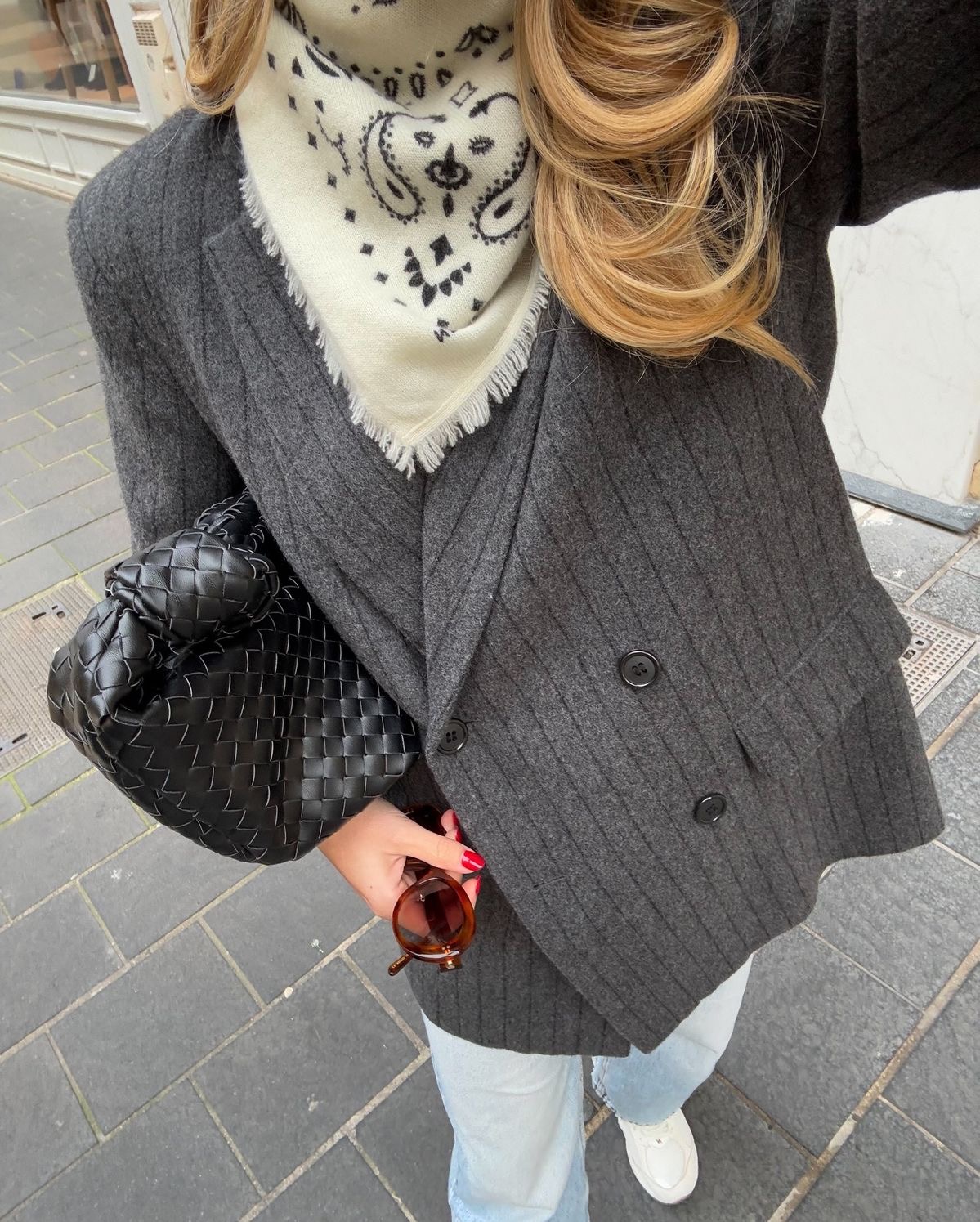 Selfie con blazer de rayas gris y de accesorio una bandana blanca