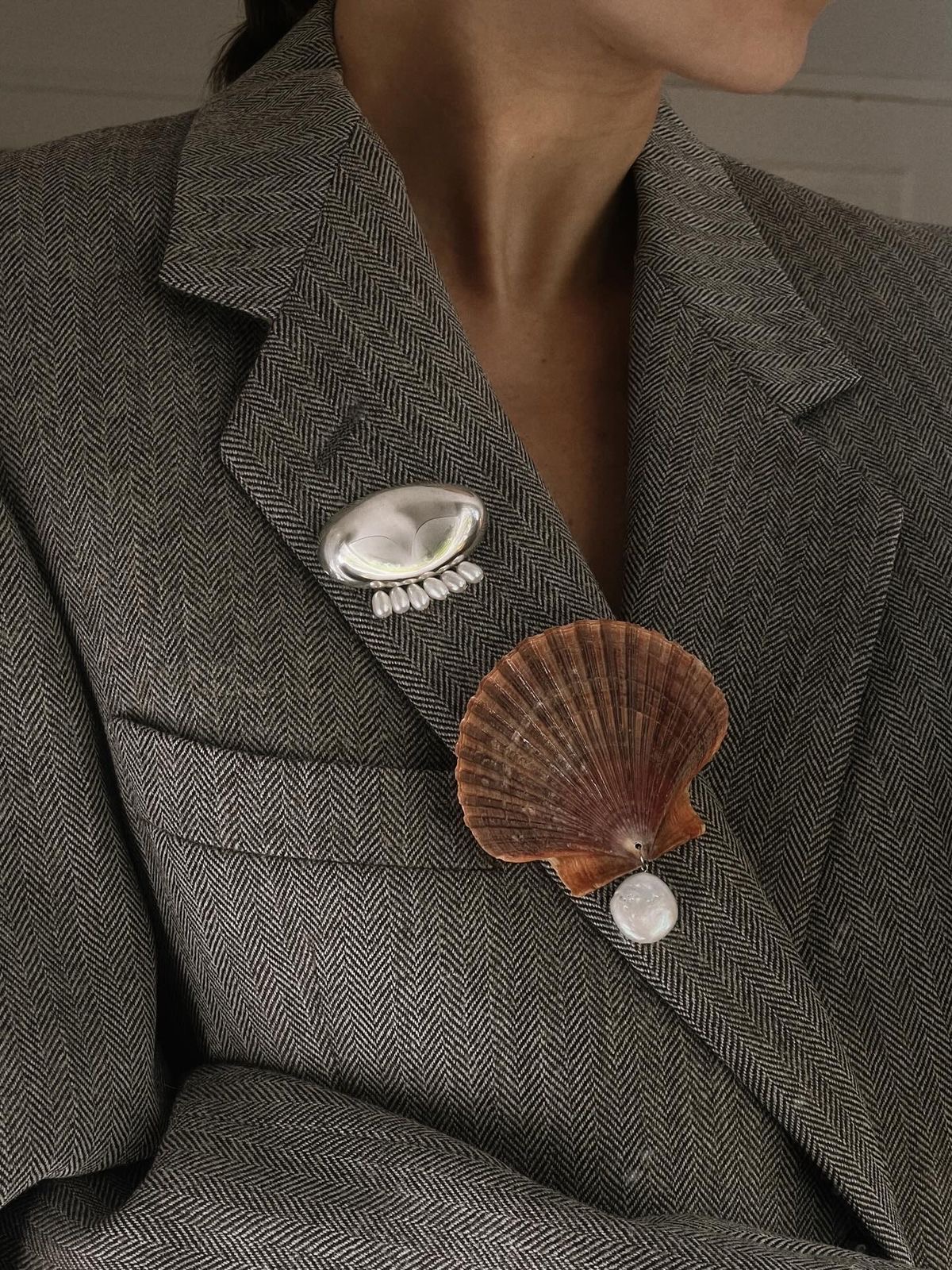 Blazer gris con broches de conchas accesorios