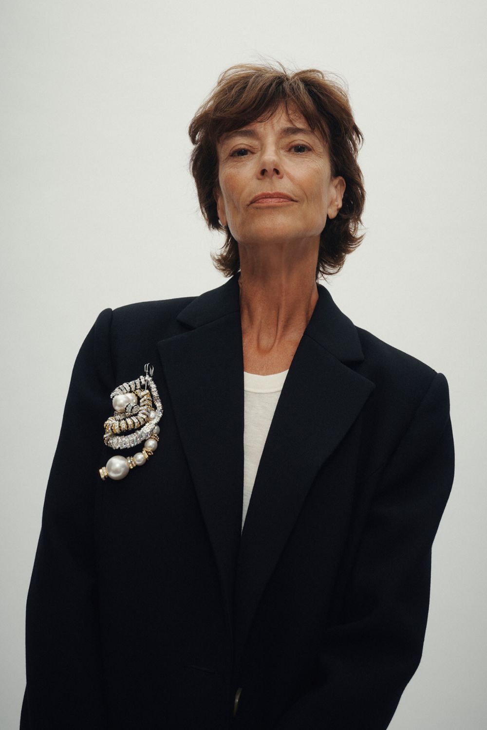 Mujer con blazer negro con broche