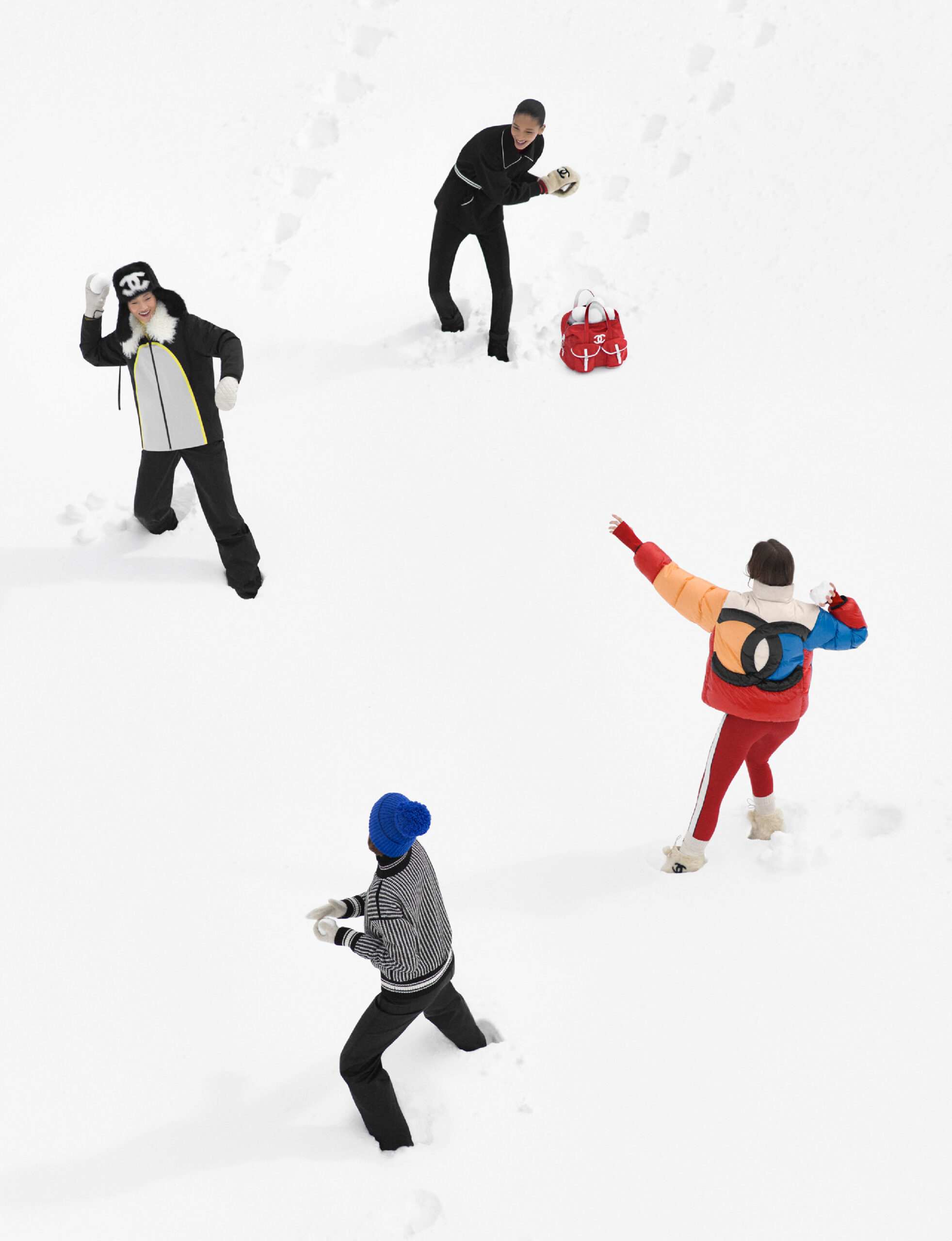 Hombres y mujeres jugando en la nieve