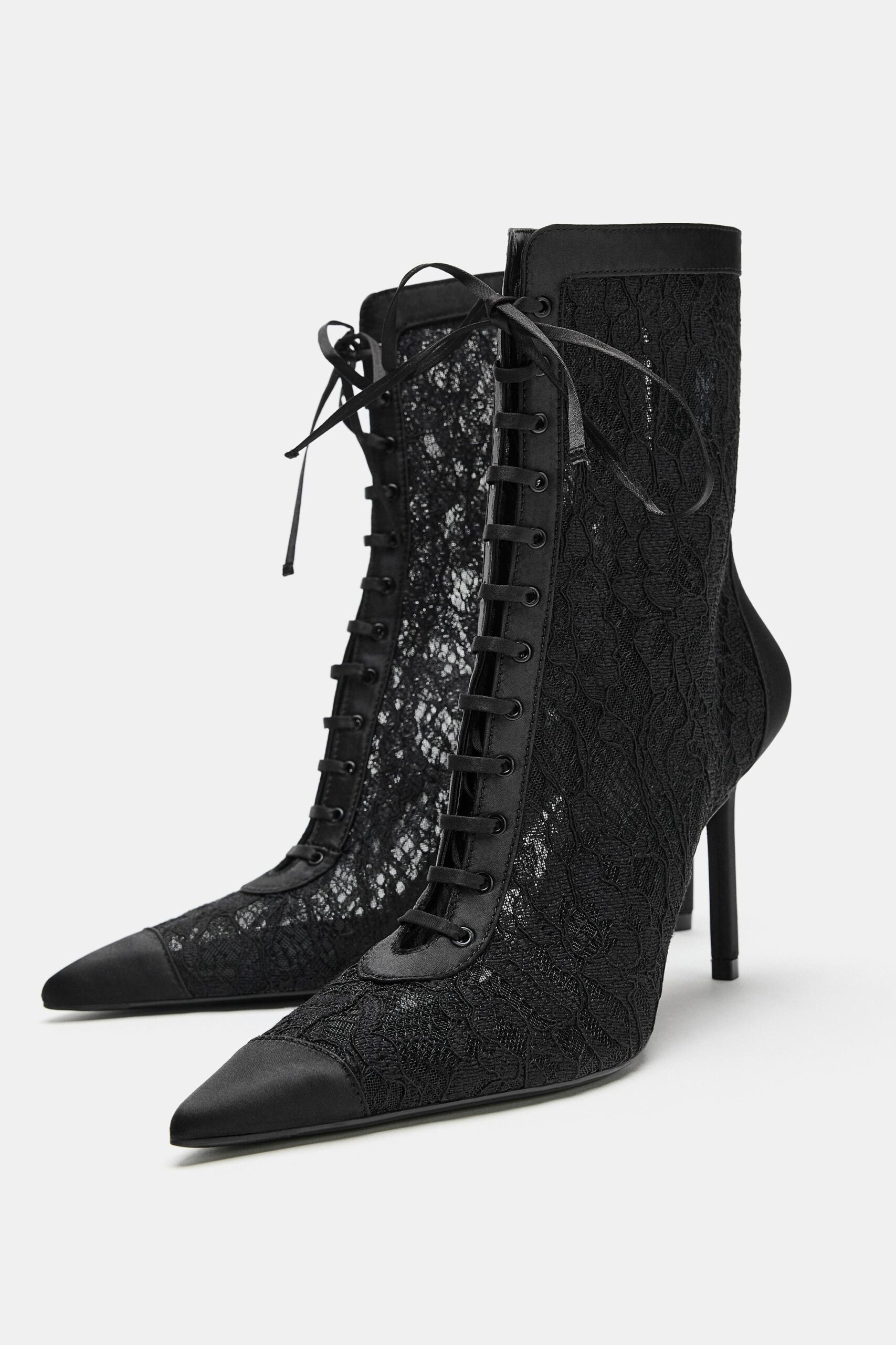 Botas de punta con encaje negro colección Día de Muertos