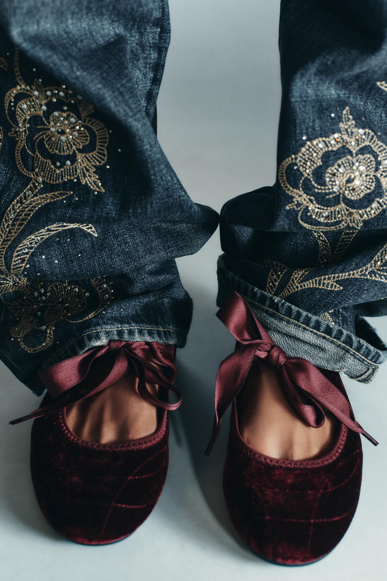 Jeans con bordado de flores y Ballerinas vino ZARA día de muertos