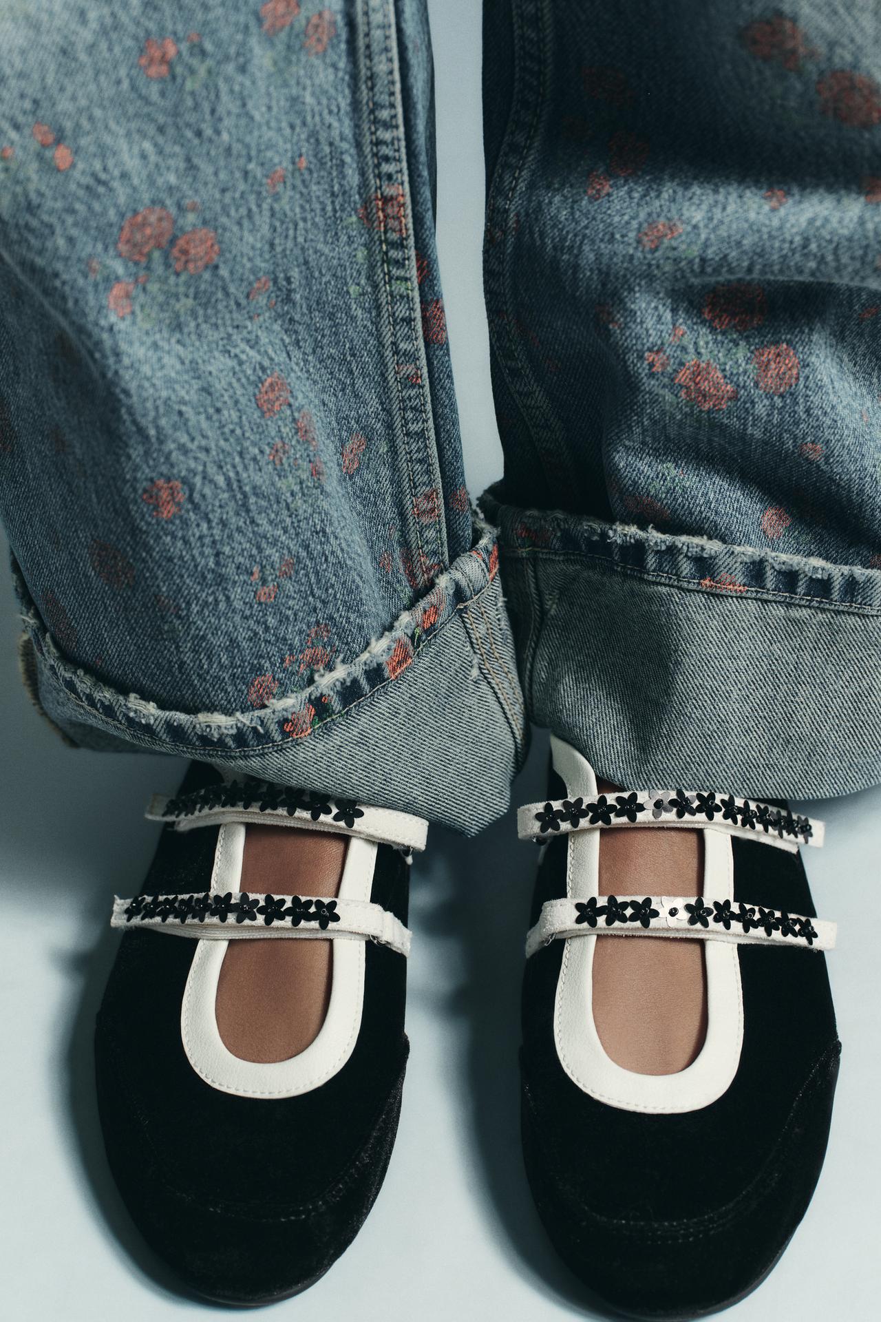 Ballerinas negras con flores y jeans colección ZARA Día de muertos