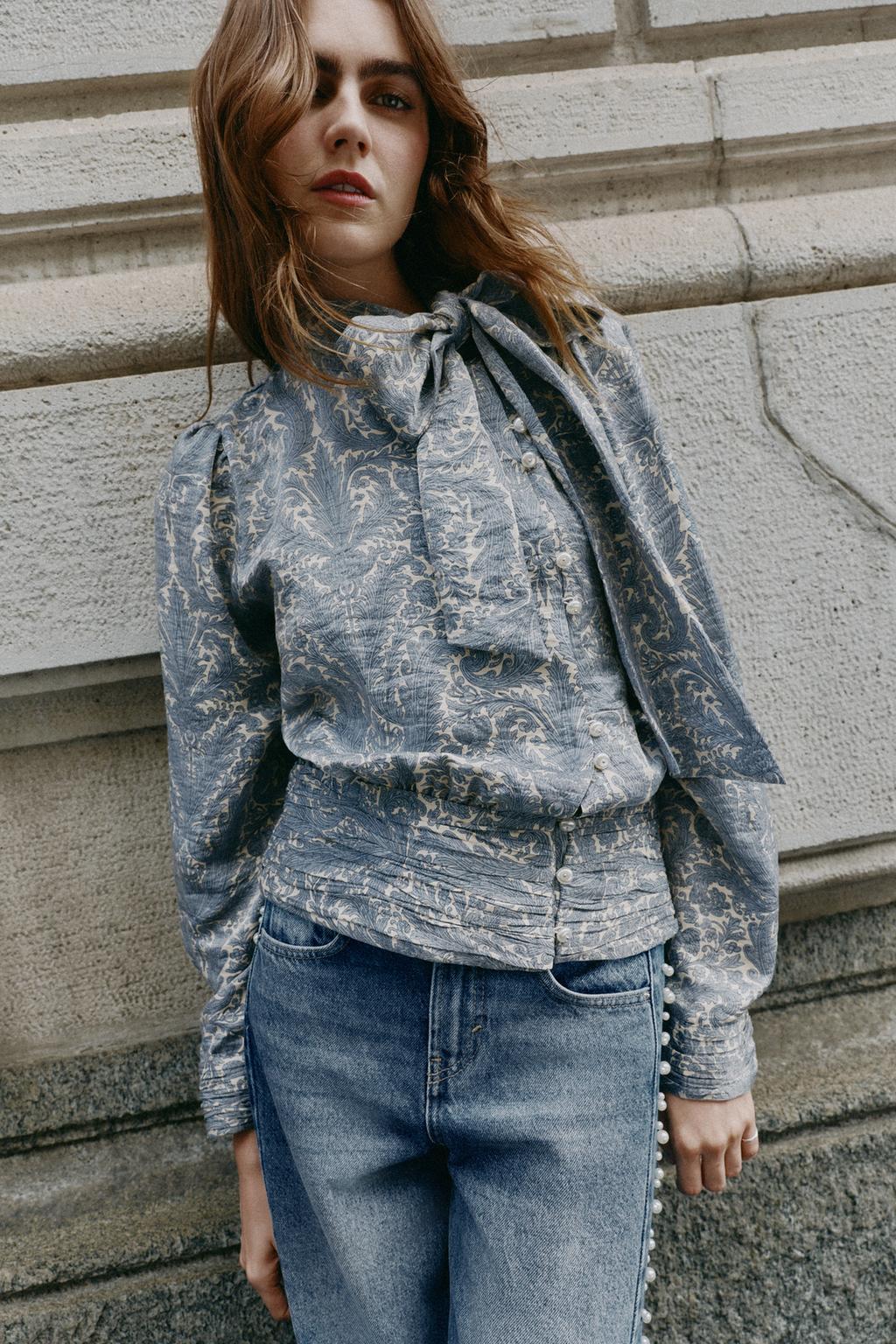 Mujer con blusa azul bordada