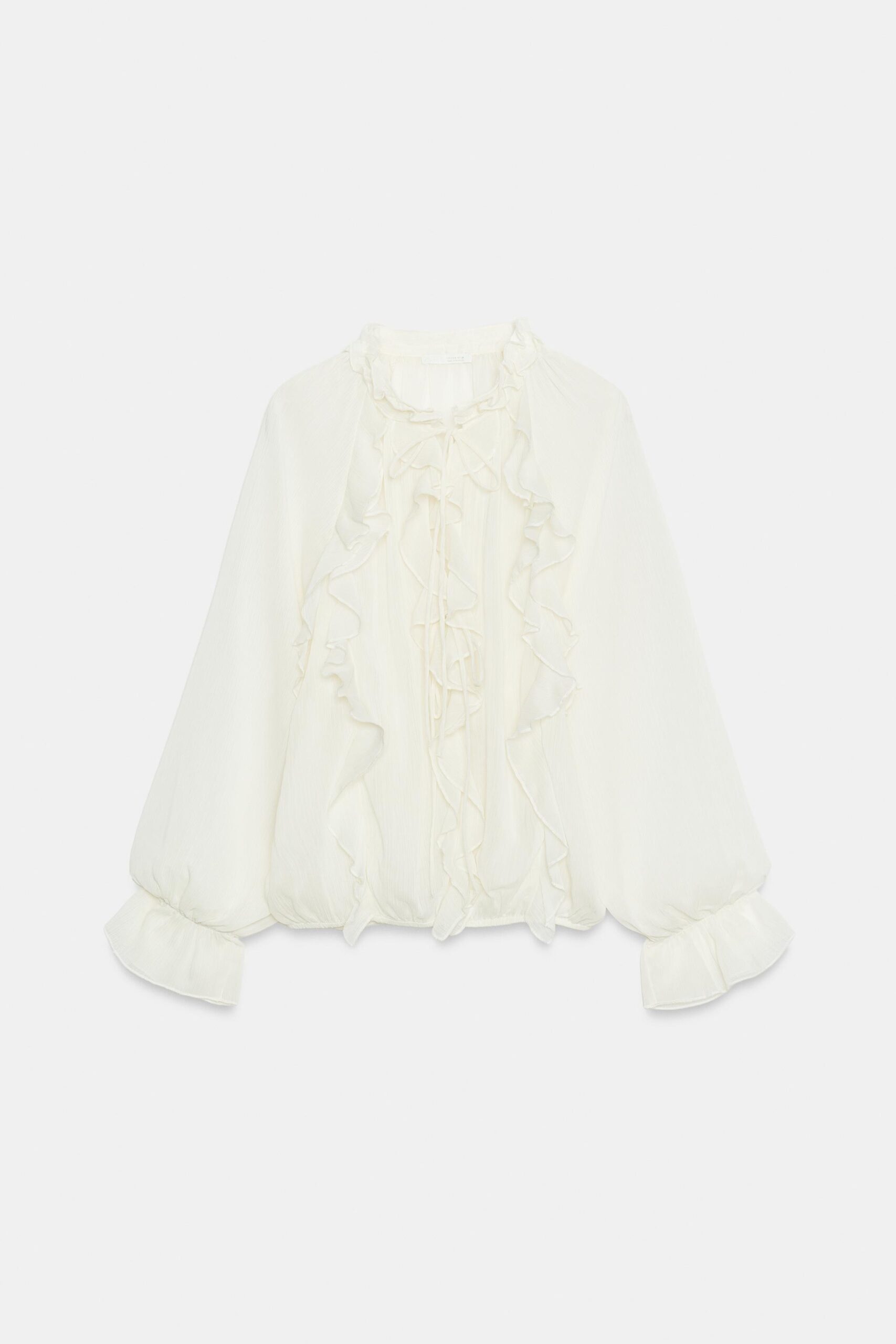 Fotografía con fondo clavo y blusa semi transparente con Olanes