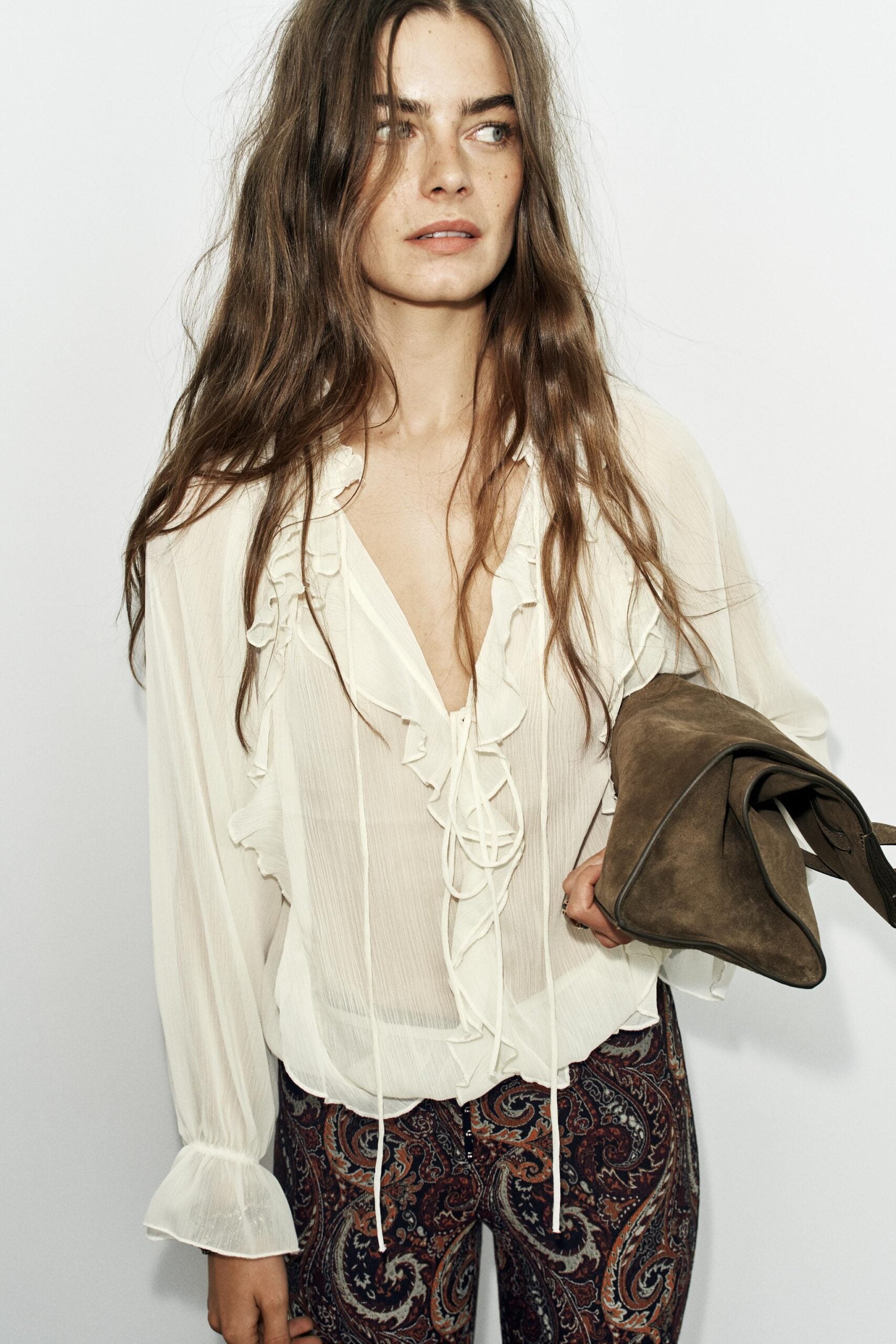 Modelo fondo blanco con blusa de olanes blanca