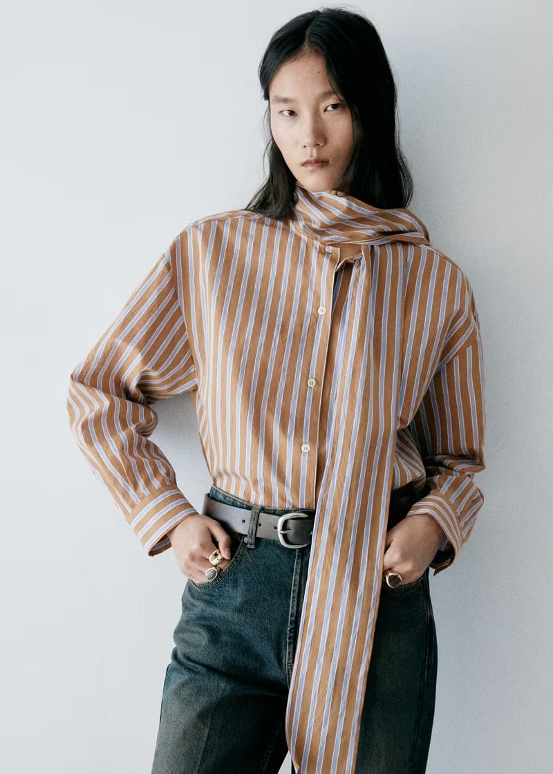 Modelo con camisa de rayas y lazo en el cuello