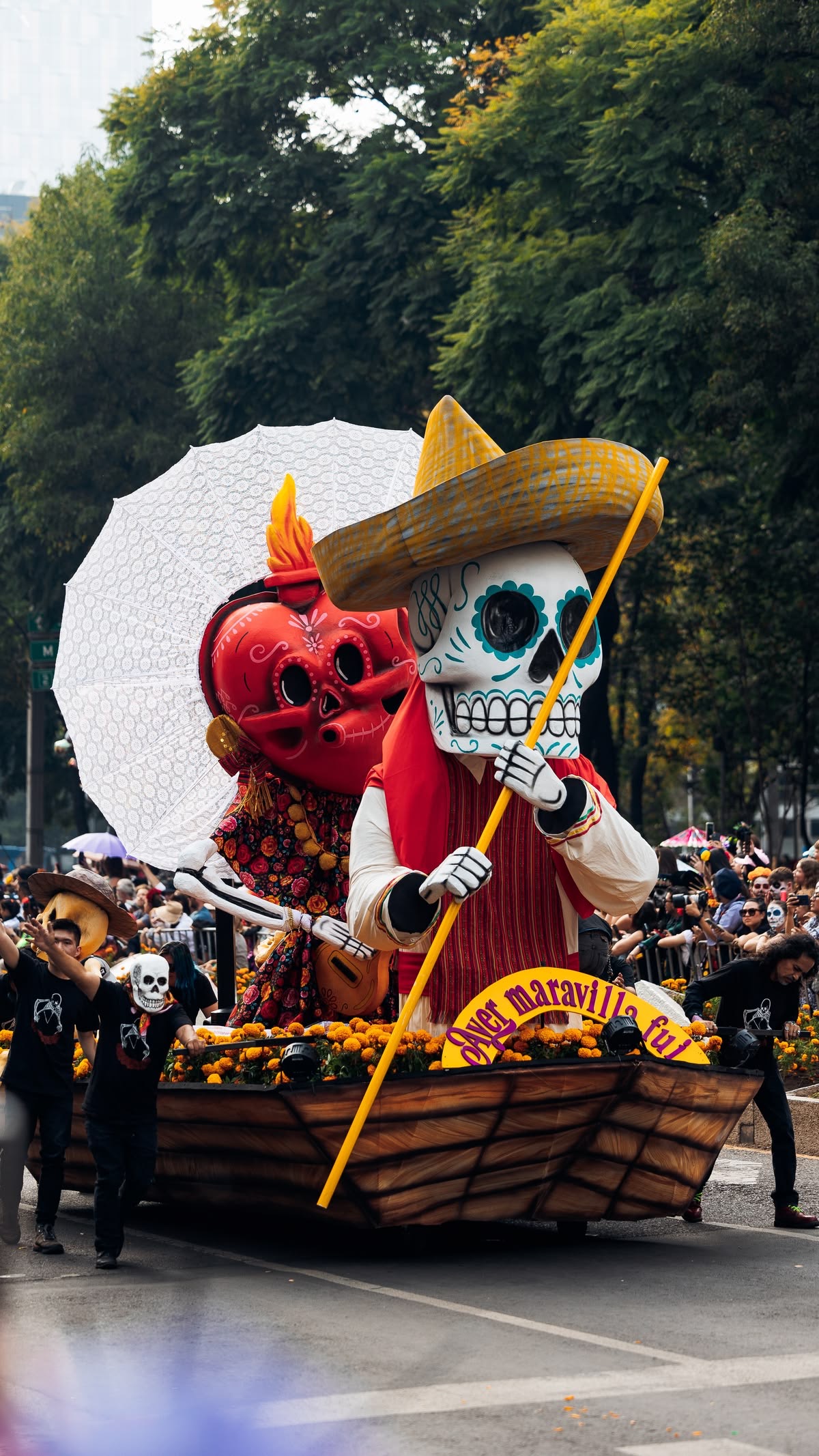 Catrinas gigantes desfile Día de Muertos CDMX