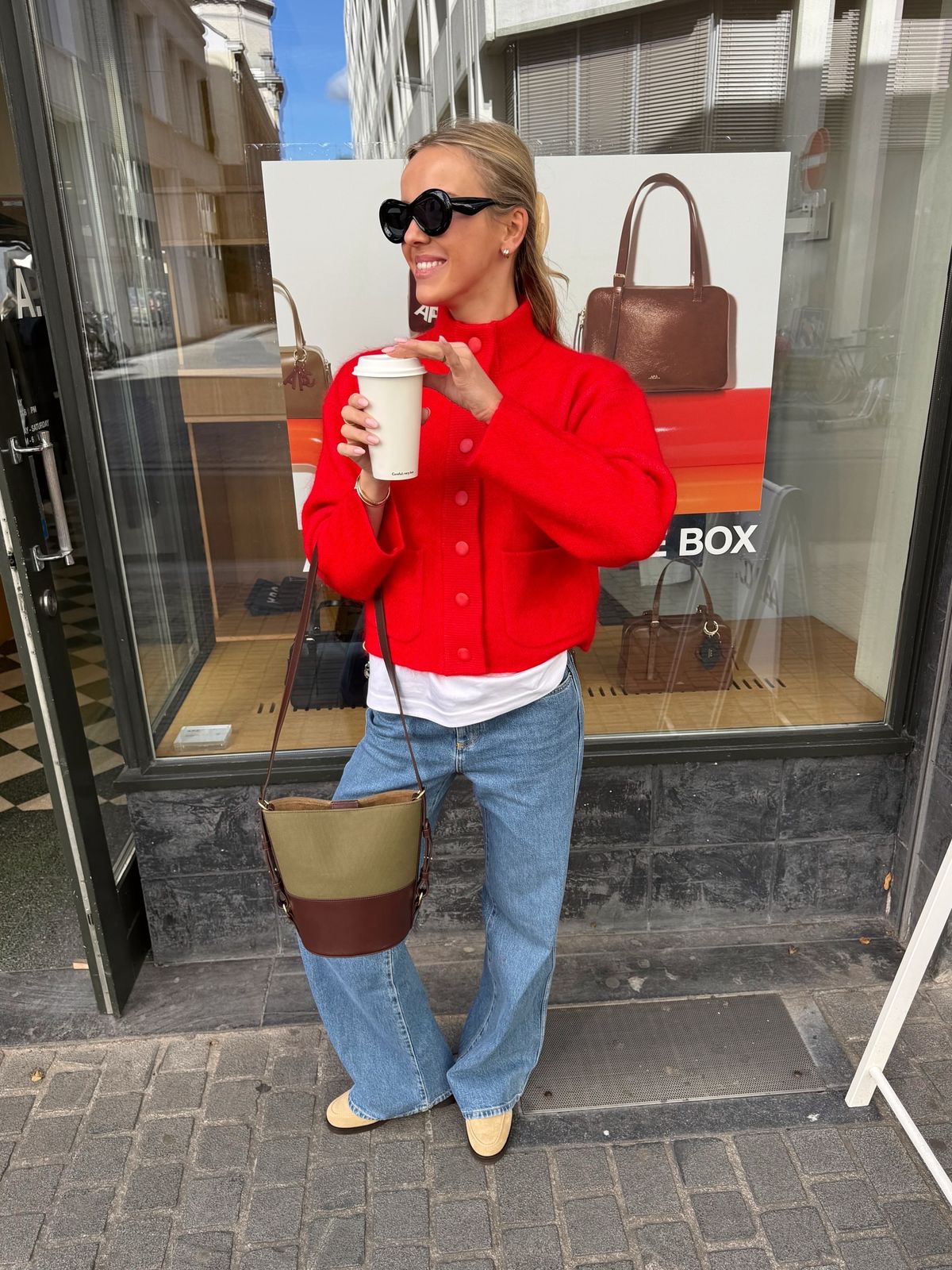 Persona con cardigan rojo y jeans