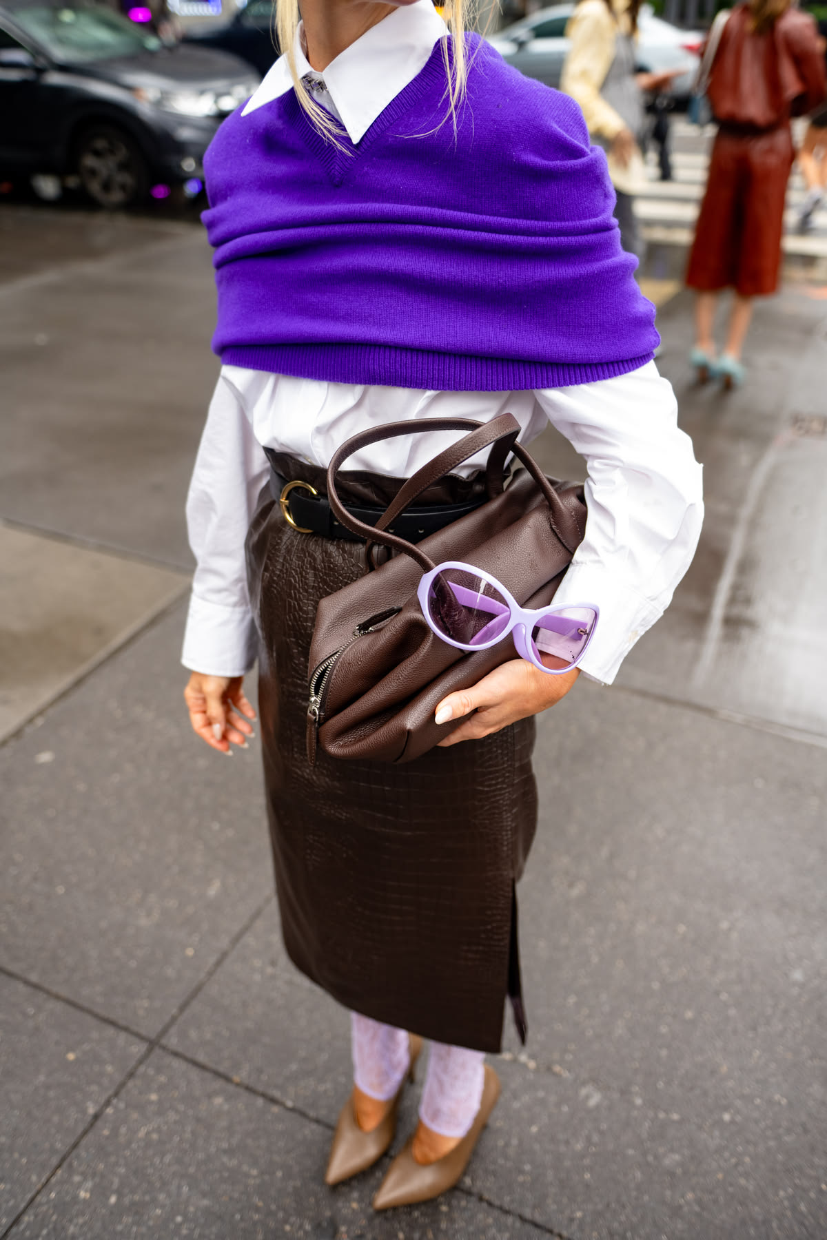 Foto en picada de look con suéter morado