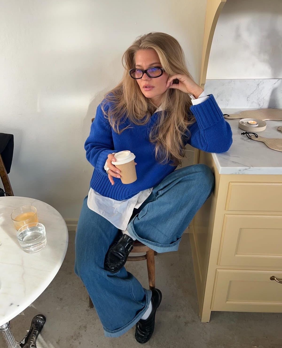 Fotografía en picada de mujer rubia con cardigan azul rey