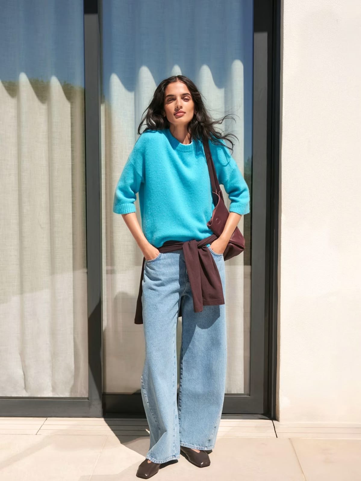 Modelo con cardigan color turquesa