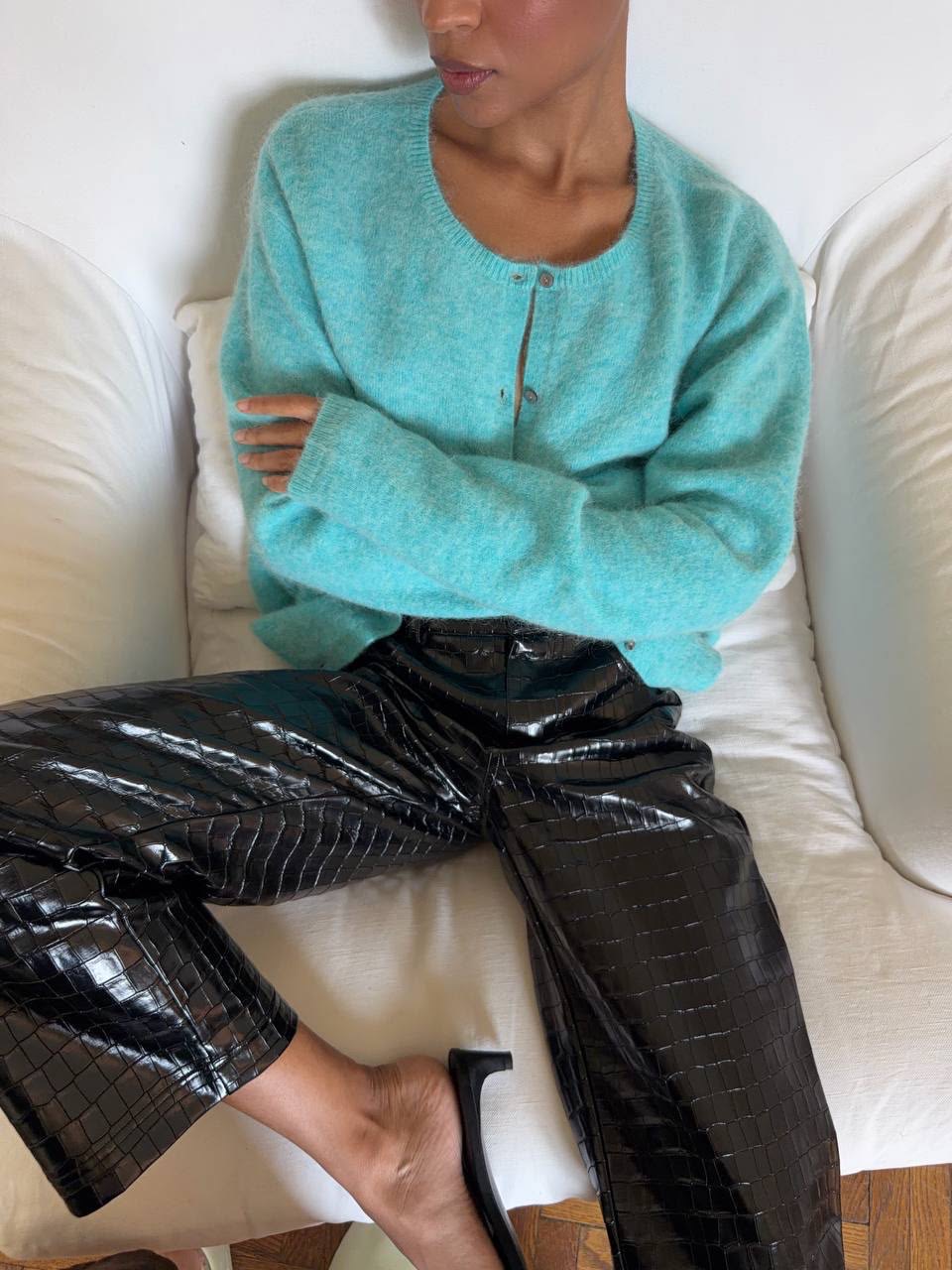 Cardigan turquesa con pantalones de piel negros efecto croc