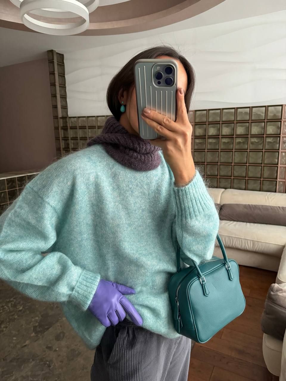 Cardigan turquesa claro y guantes morados