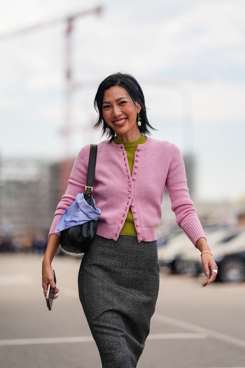 Falda lápiz gris y cardigan rosa