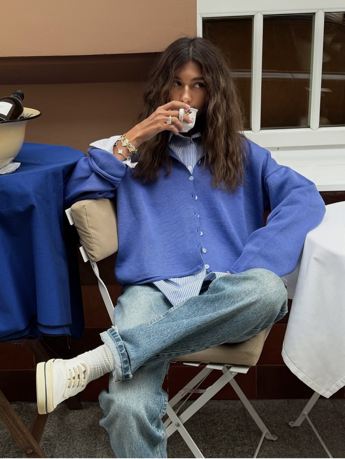 Mujer sentada con cardigan azul