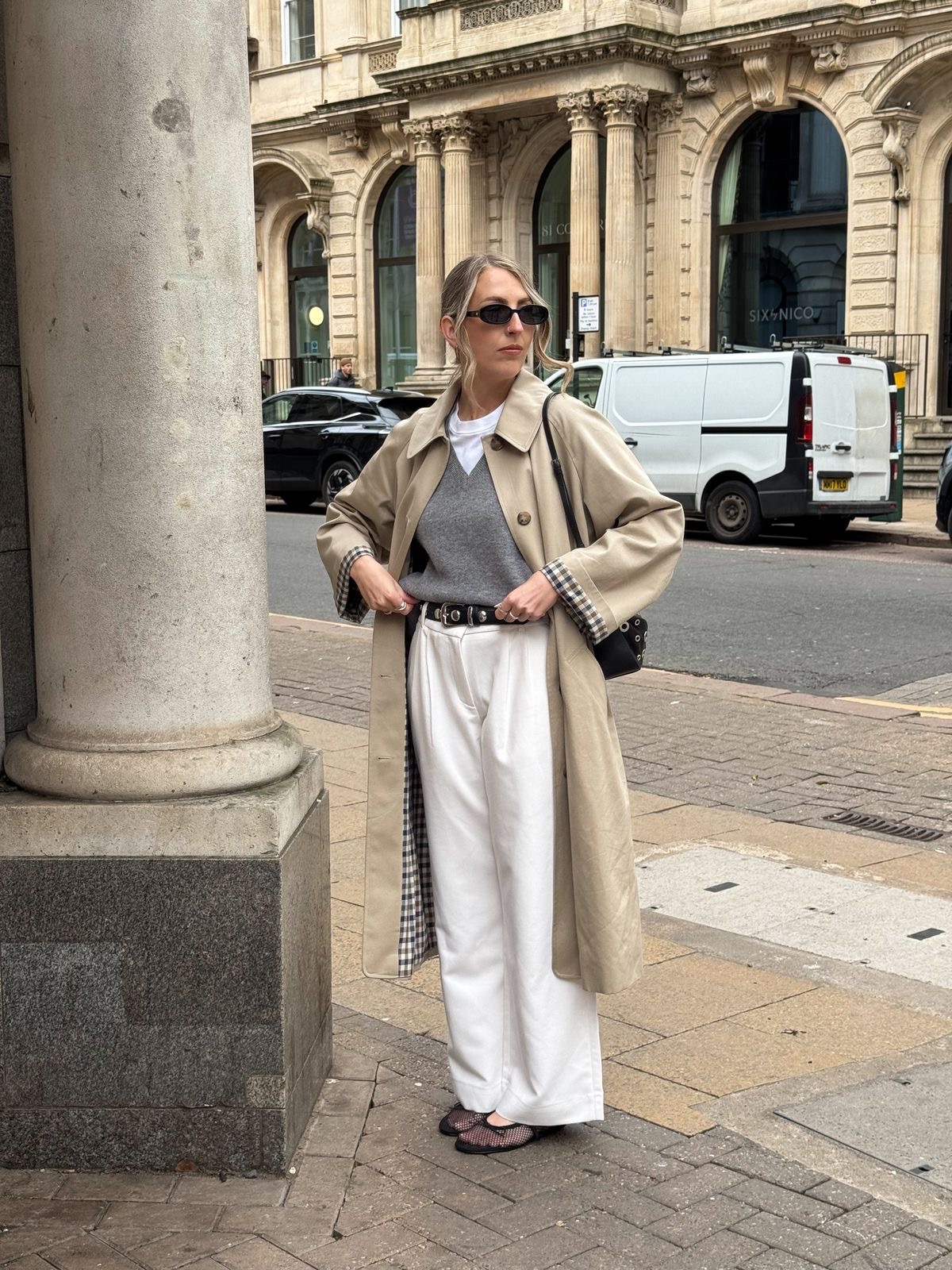 Mujer en la calle con un trench coat largo