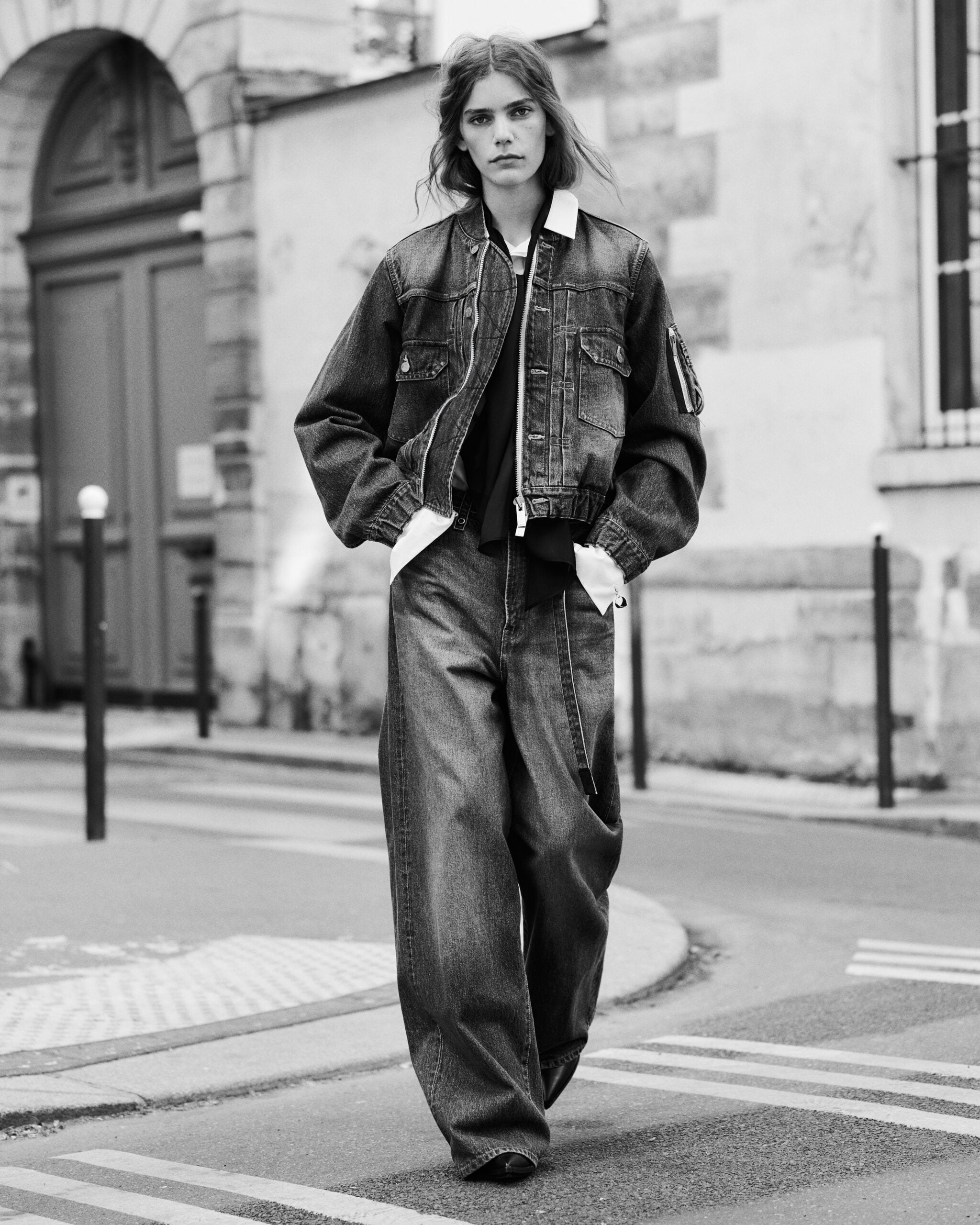 modelo caminando con total look denim chatarra y jeans Levi’s x sacai