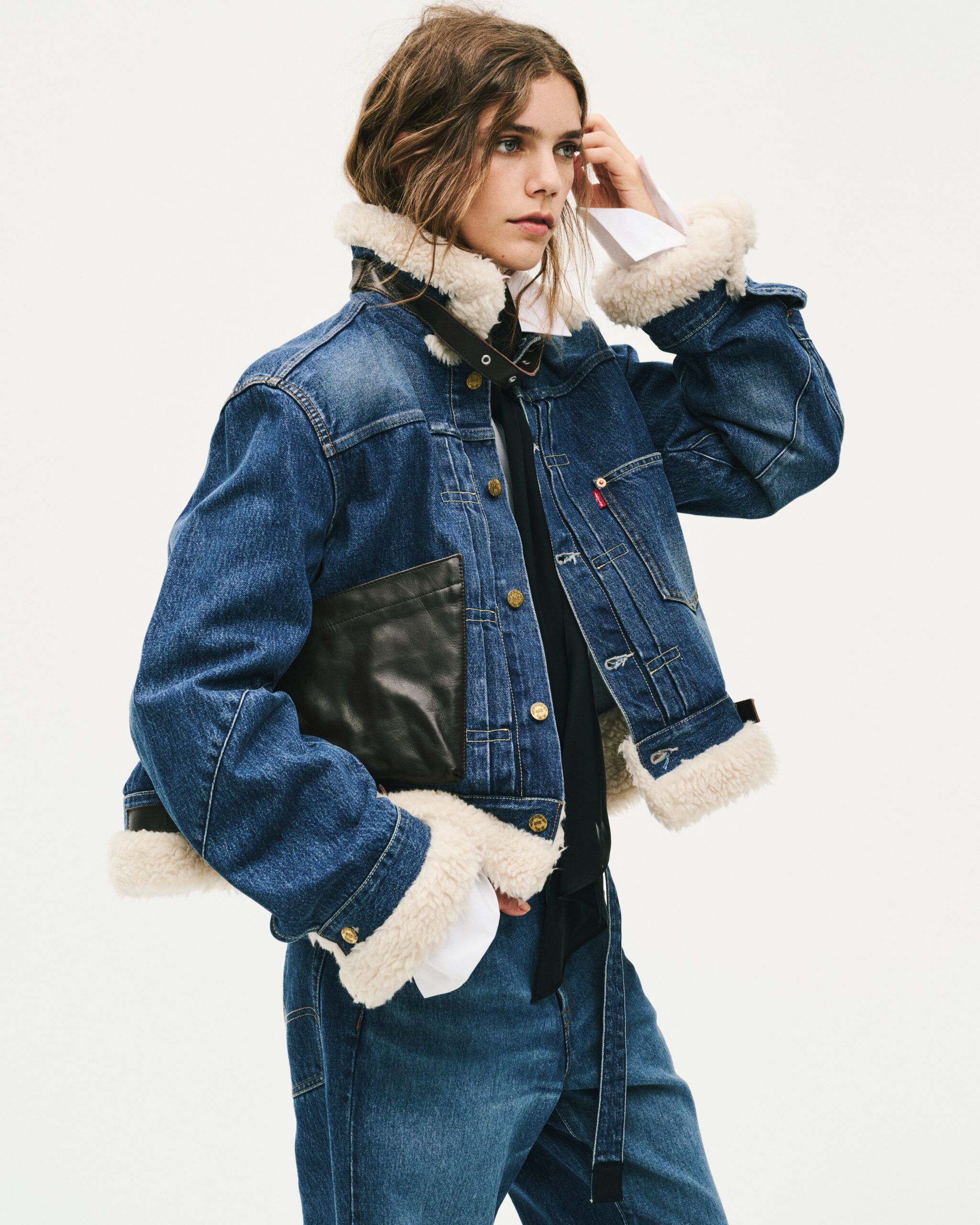 Modelo con chamarra de mezclilla y borrega Levi’s