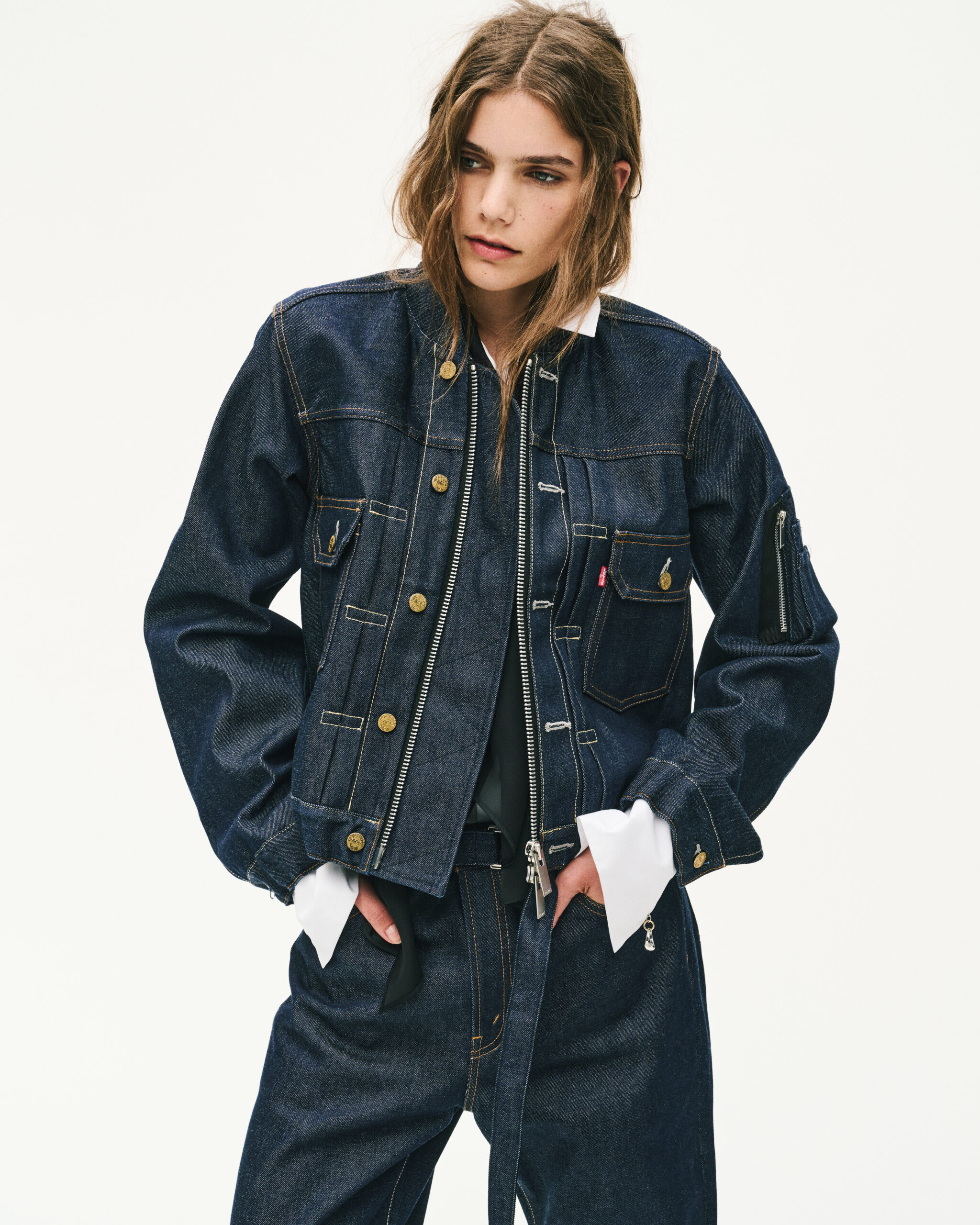 Modelo con chamarra de jeans con sierre y pantalones de mezclilla Levi’s