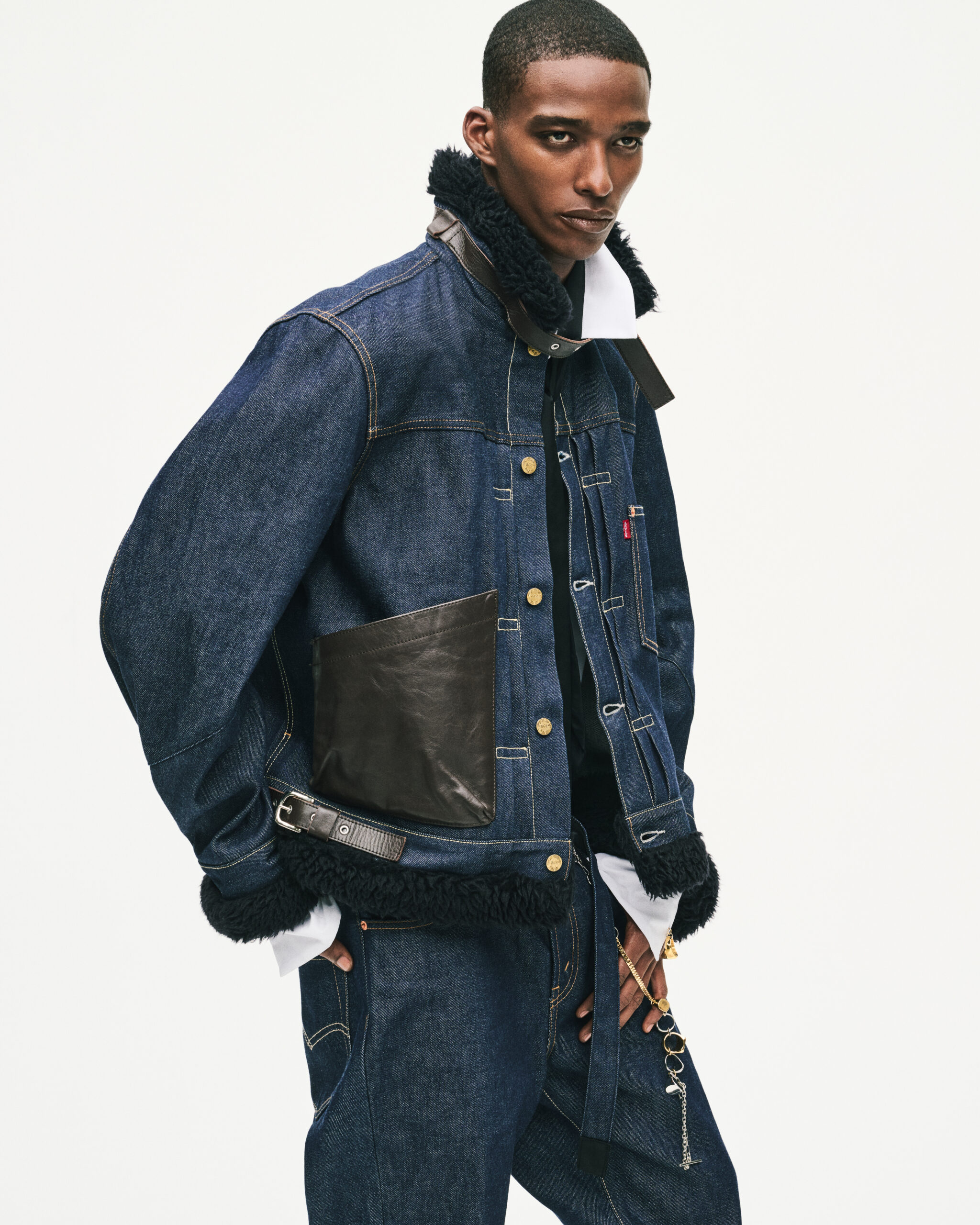 Modelo con chamarra denim y bolsillo de piel Levi’s