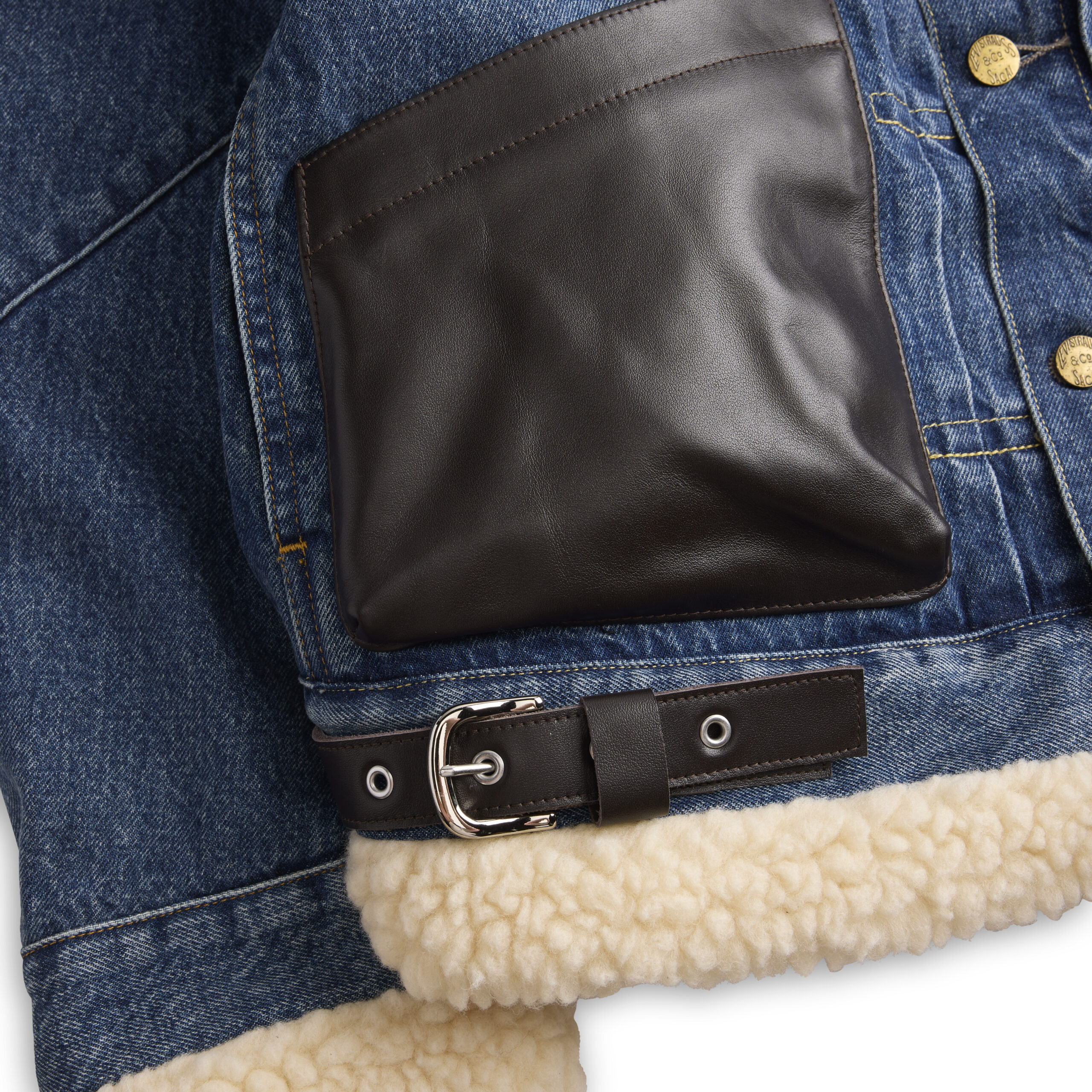 Chamarra denim con bolo negro de piel y cinturón negro