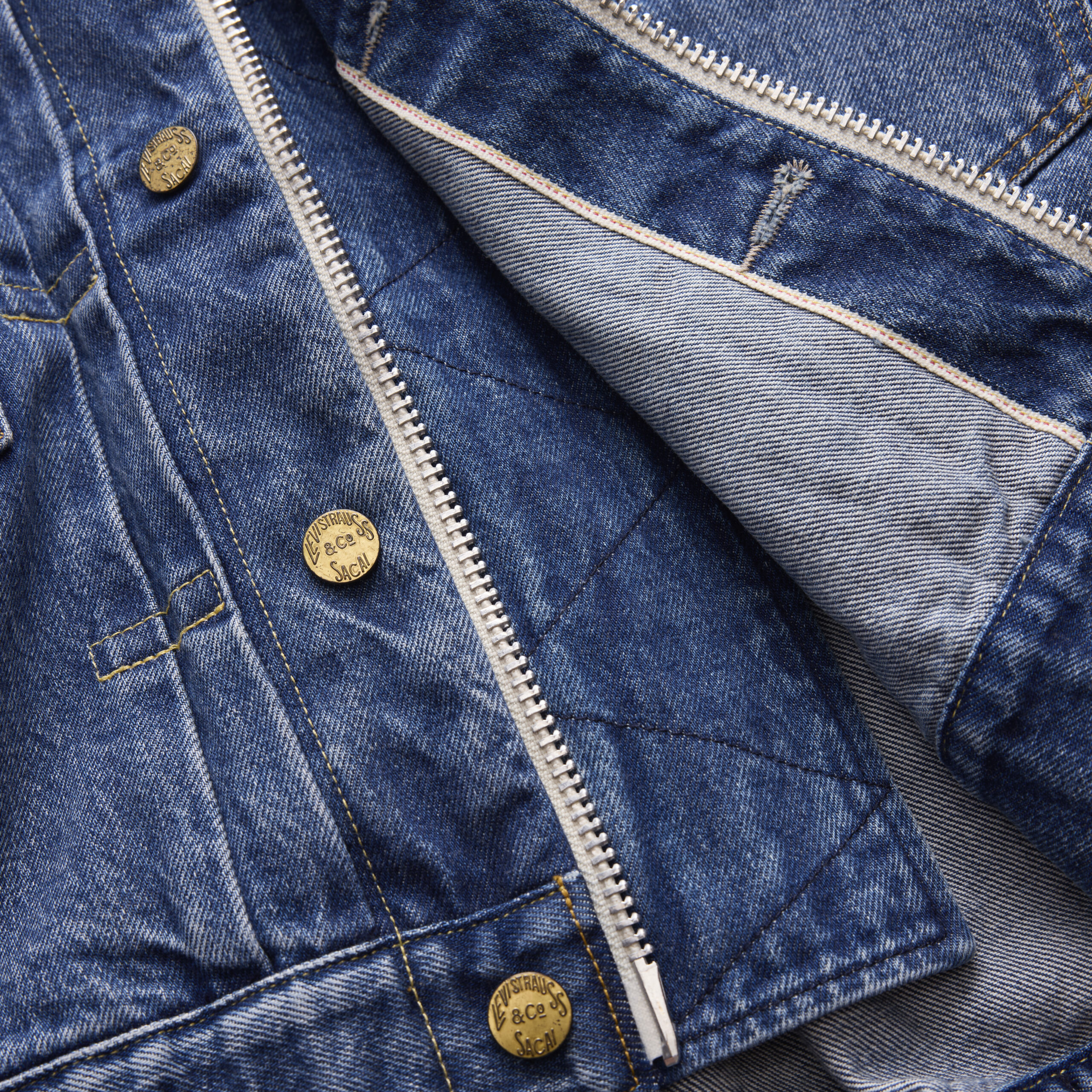 Chamarra denim con botones dorados y sierre plateado