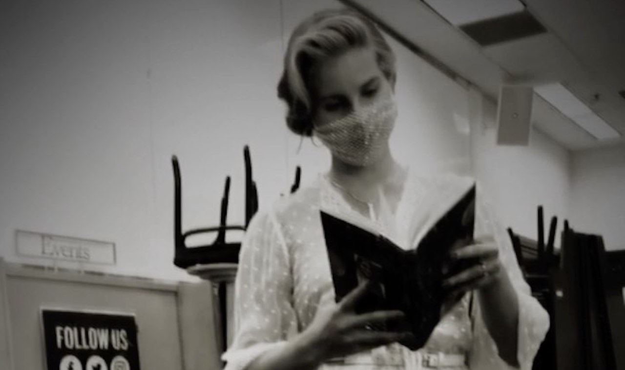 Lana Del Rey Wears Mesh Mask For Second Time And Fans Are Mad