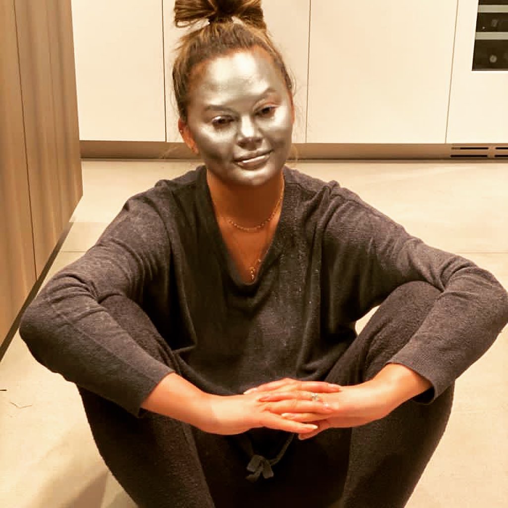 Luna Simone Stephens gives mom Chrissy Teigen a silver makeover