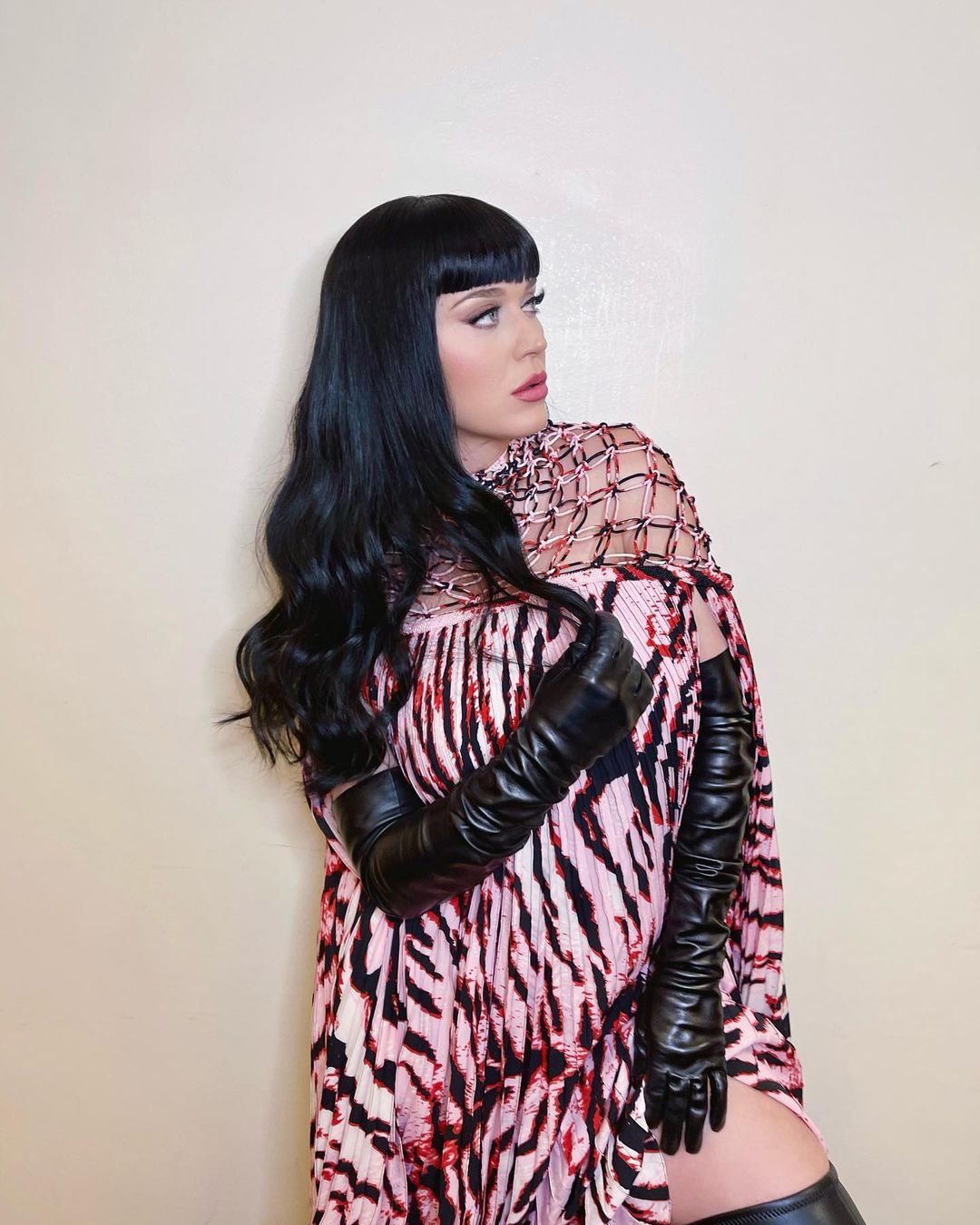 Katy Perry Goes Back To Her Classic Black Hair On 'American Idol'