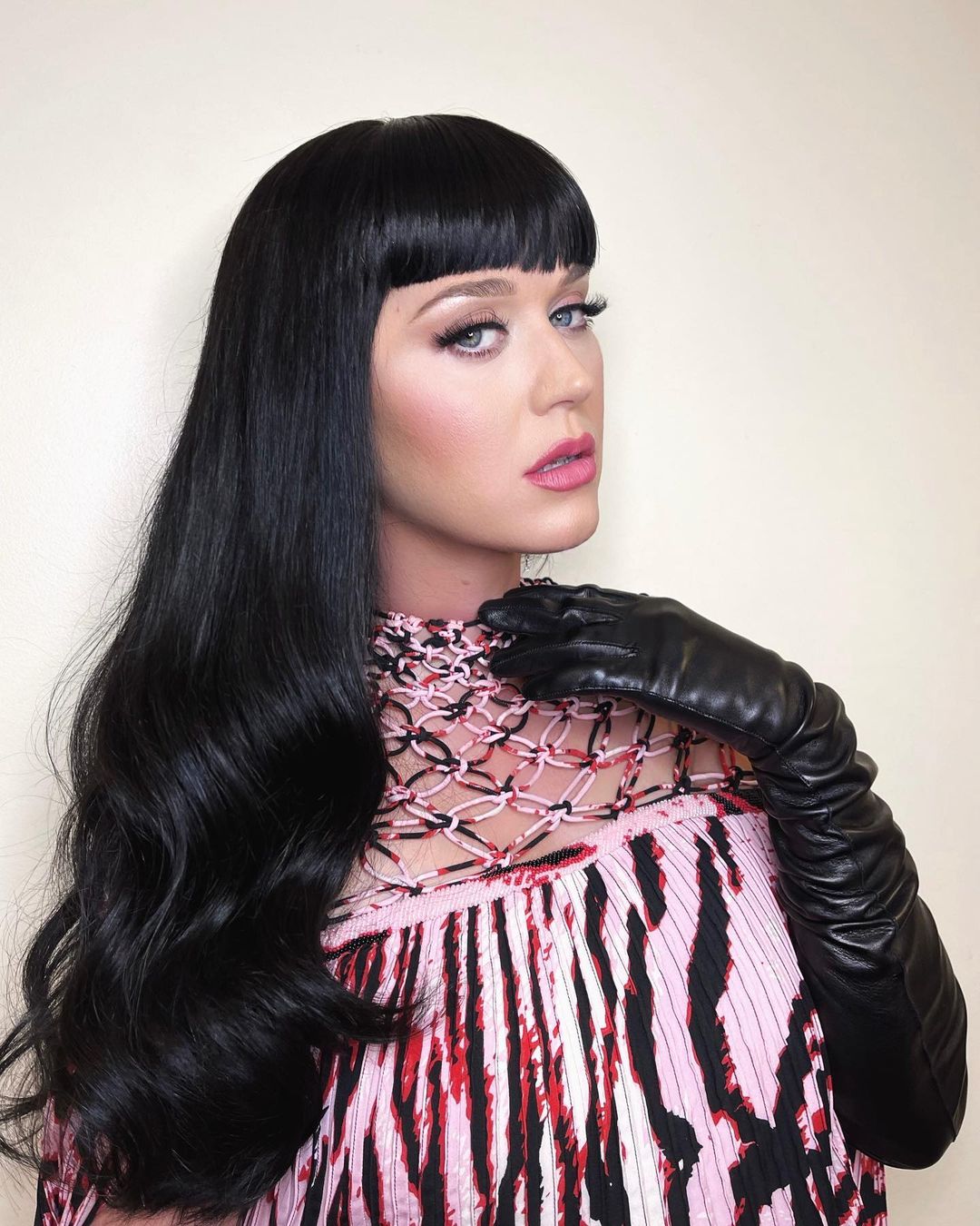 Katy Perry Goes Back To Her Classic Black Hair On 'American Idol'