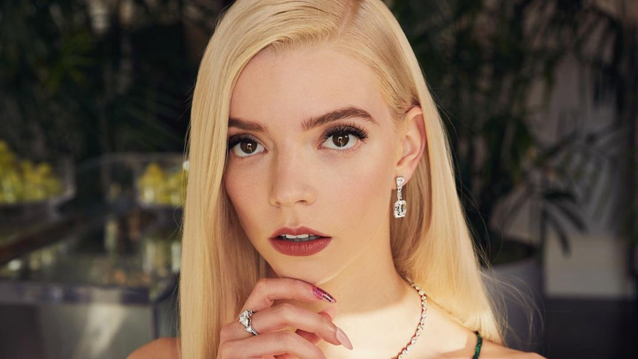 Anya TaylorJoy's ChessThemed Golden Globes Manicure Pics Grazia