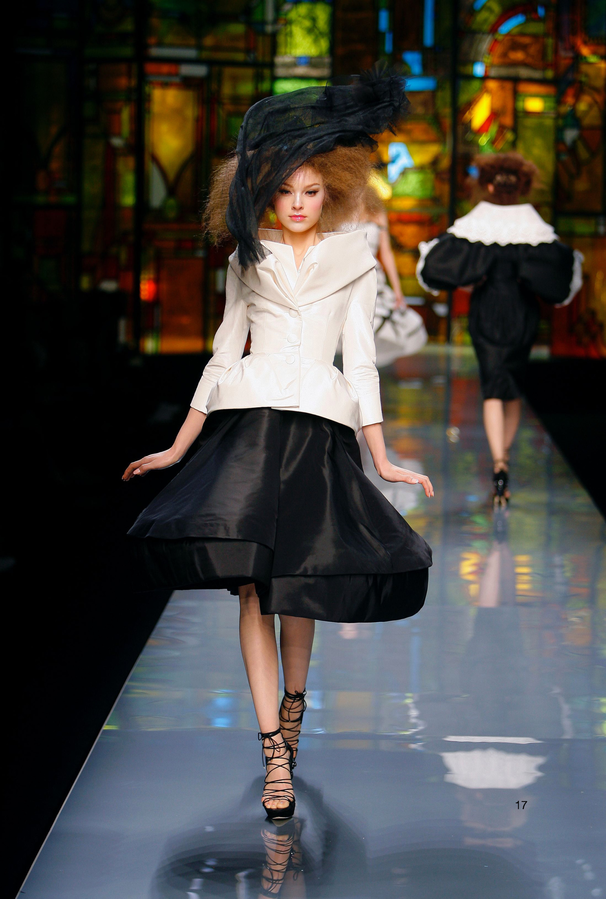 DIOR 80s/90’s VINTAGE RETRO ICONIC COUTURE LUXURY AUTHENTIC RUNWAY GLAM BARRETTE Looking back at Dior main image 3