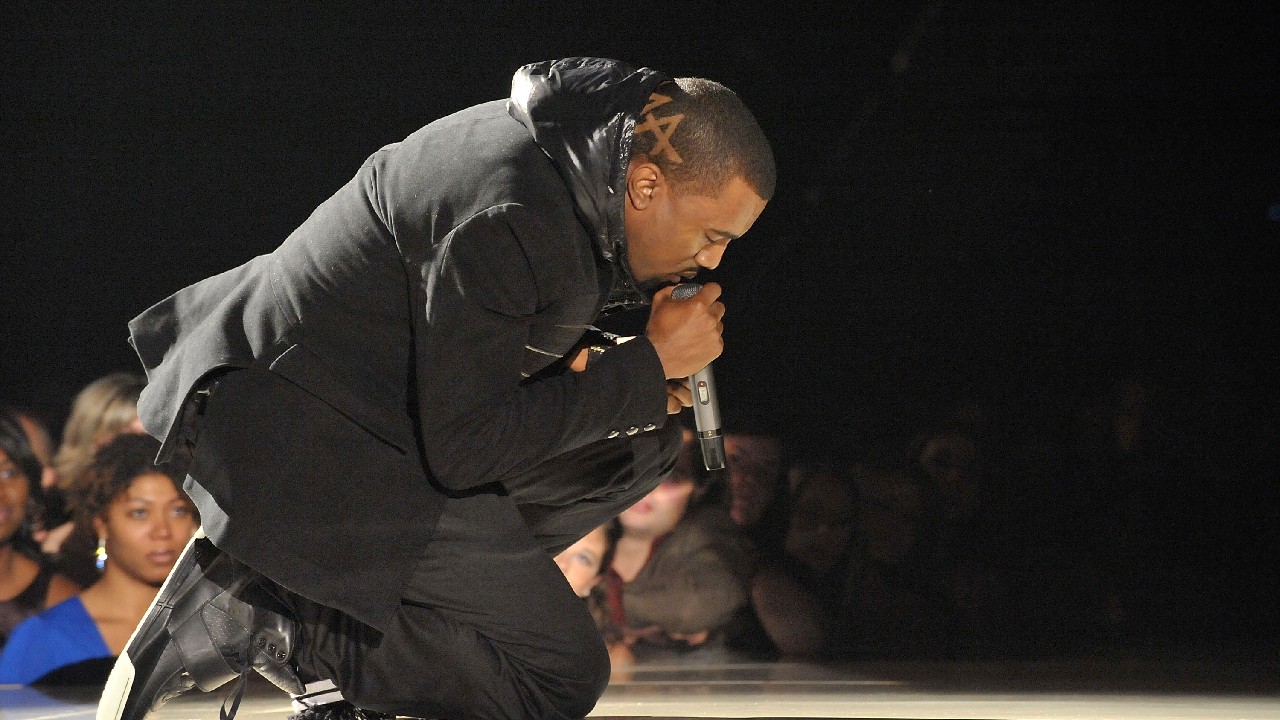 Kanye West performing at the 2008 Grammys 