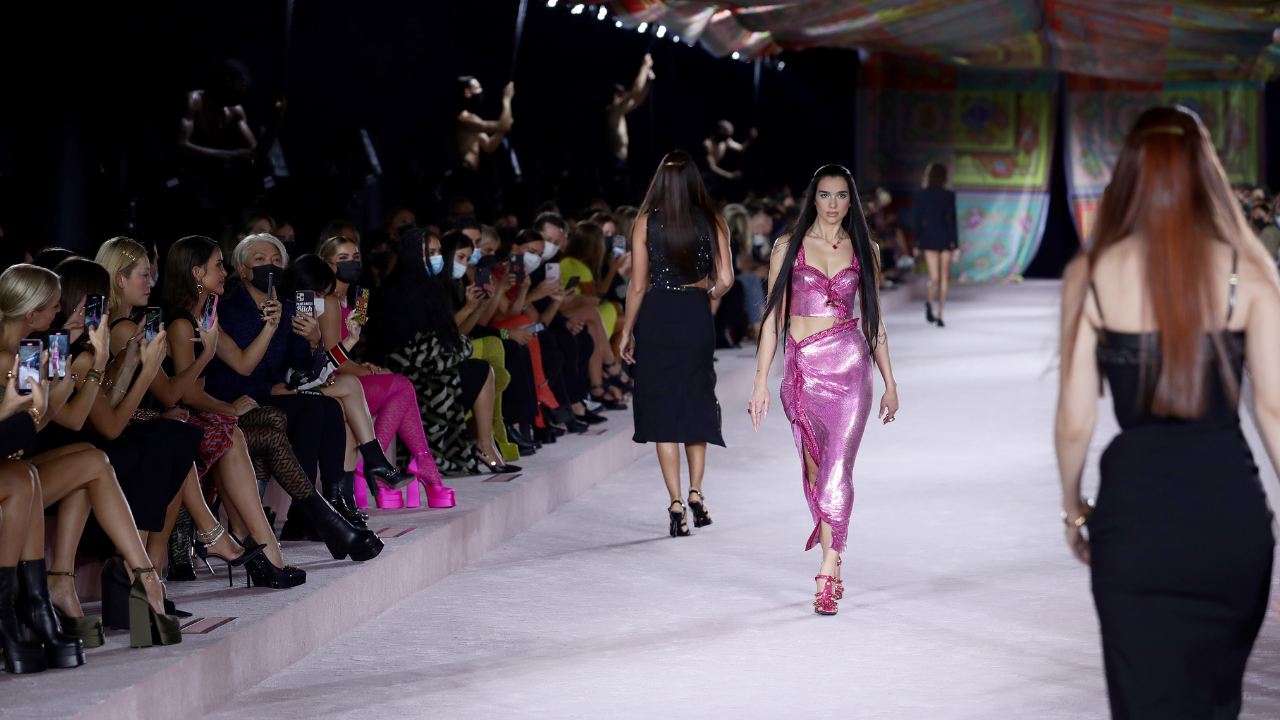 Dua Lipa Makes Her Runway Debut at Versace's Spring 2022 Show During Milan  Fashion Week - Fashionista