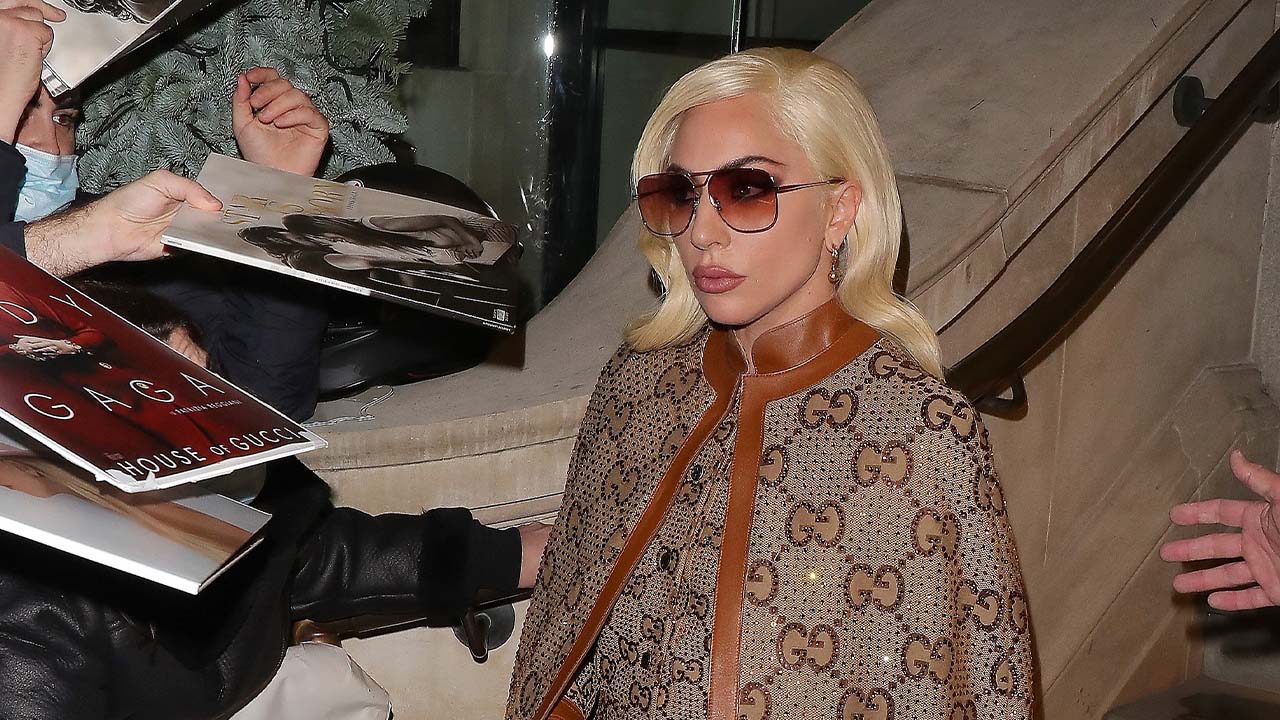 kontrast klinge mest LONDON CALLING: Gaga Steps Out on the Red Carpet in An Iconic Gucci Look -  Grazia USA